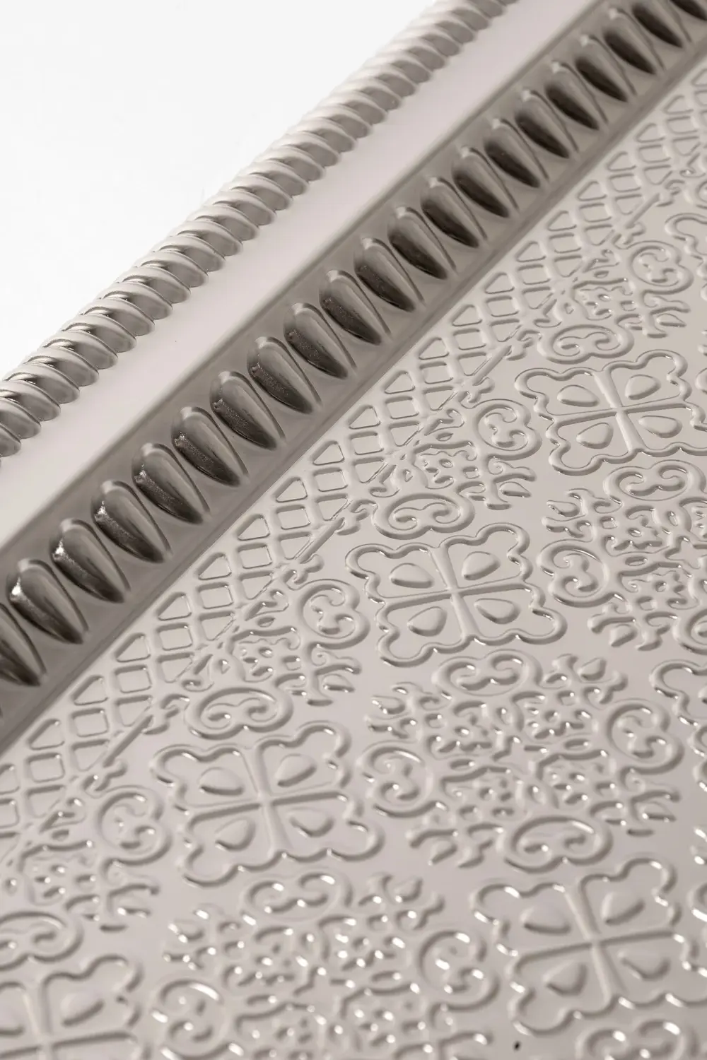 Paslanmaz Çelik 60x40 cm Gümüş Tepsi – Zarif Desenli Servis ve Su