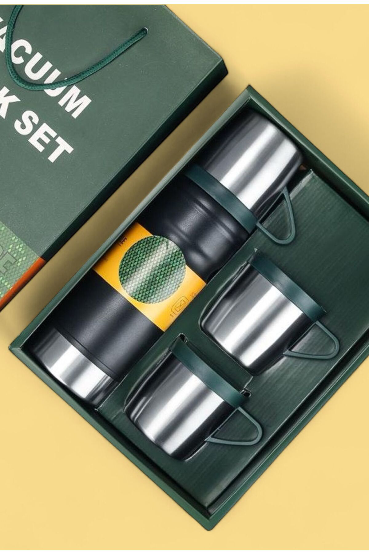 Paslanmaz Çelik 680 Ml Vakumlu Termos Seti – 3’lü Çelik Bardaklı Paslanmaz Çelik 680 Ml Vakumlu Termos Seti – 3’lü Çelik Bardaklı