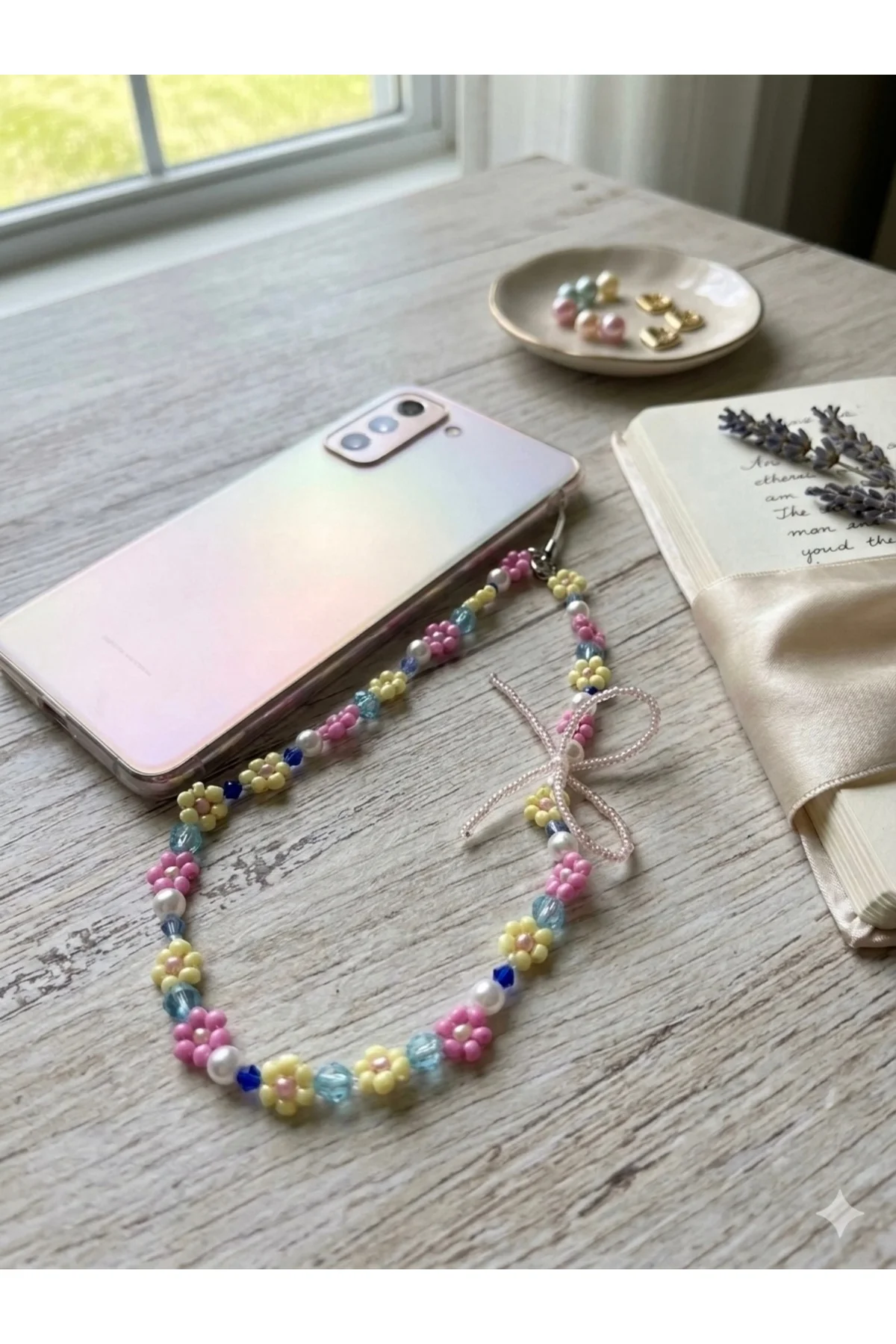 Pastel Çiçek Figürlü El Yapımı Boncuklu Telefon Askısı