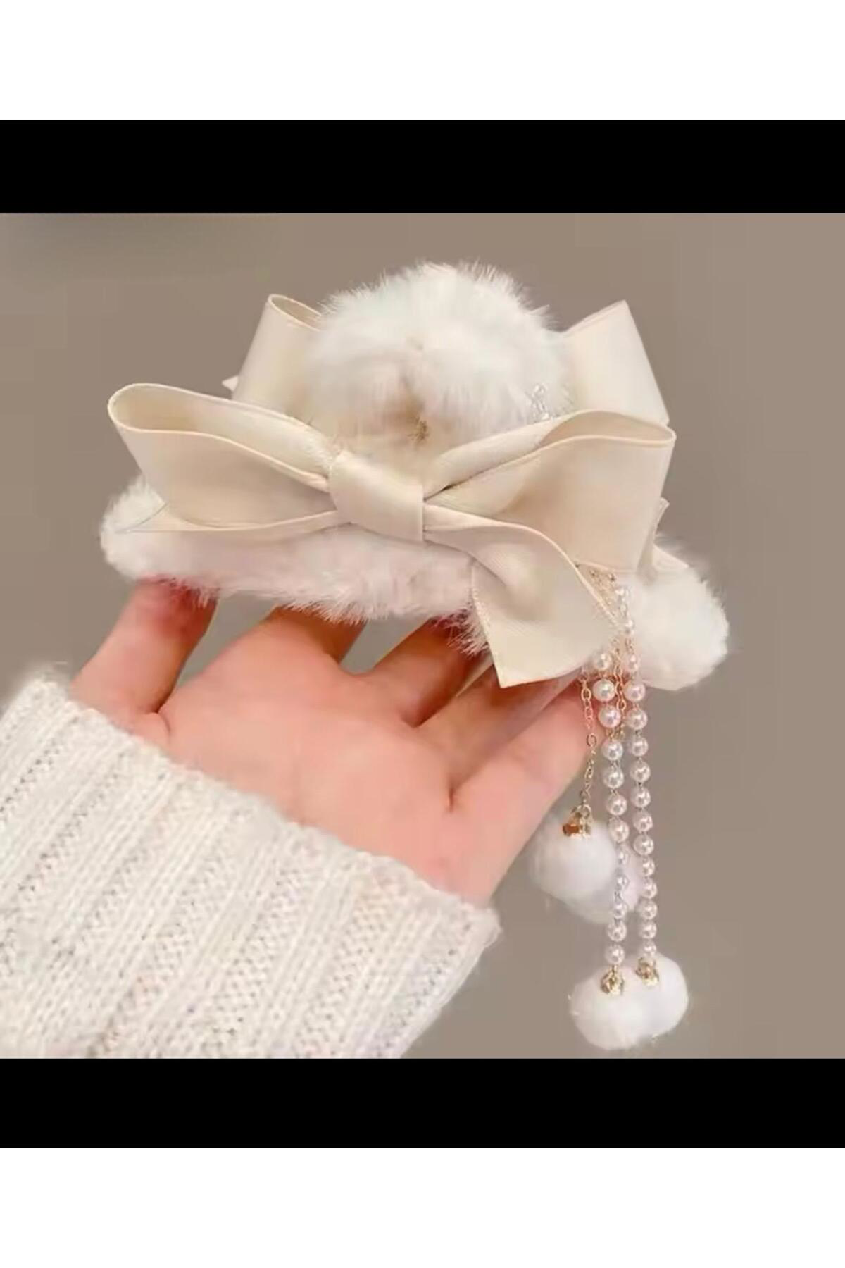 Arescollection Peluş Fiyonk Detayli İnci Ve Zincir Püskül Detayli Mandal Toka