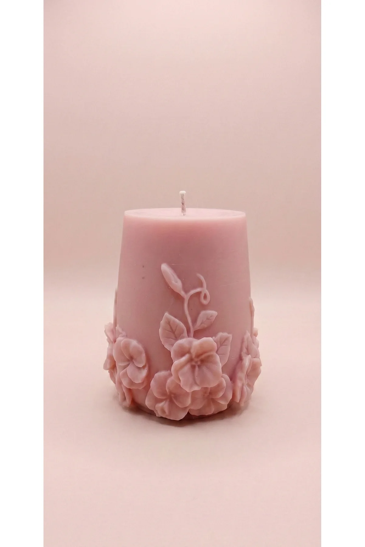 Pembe Dekoratif Kabartmalı Çiçekli Soya Mum