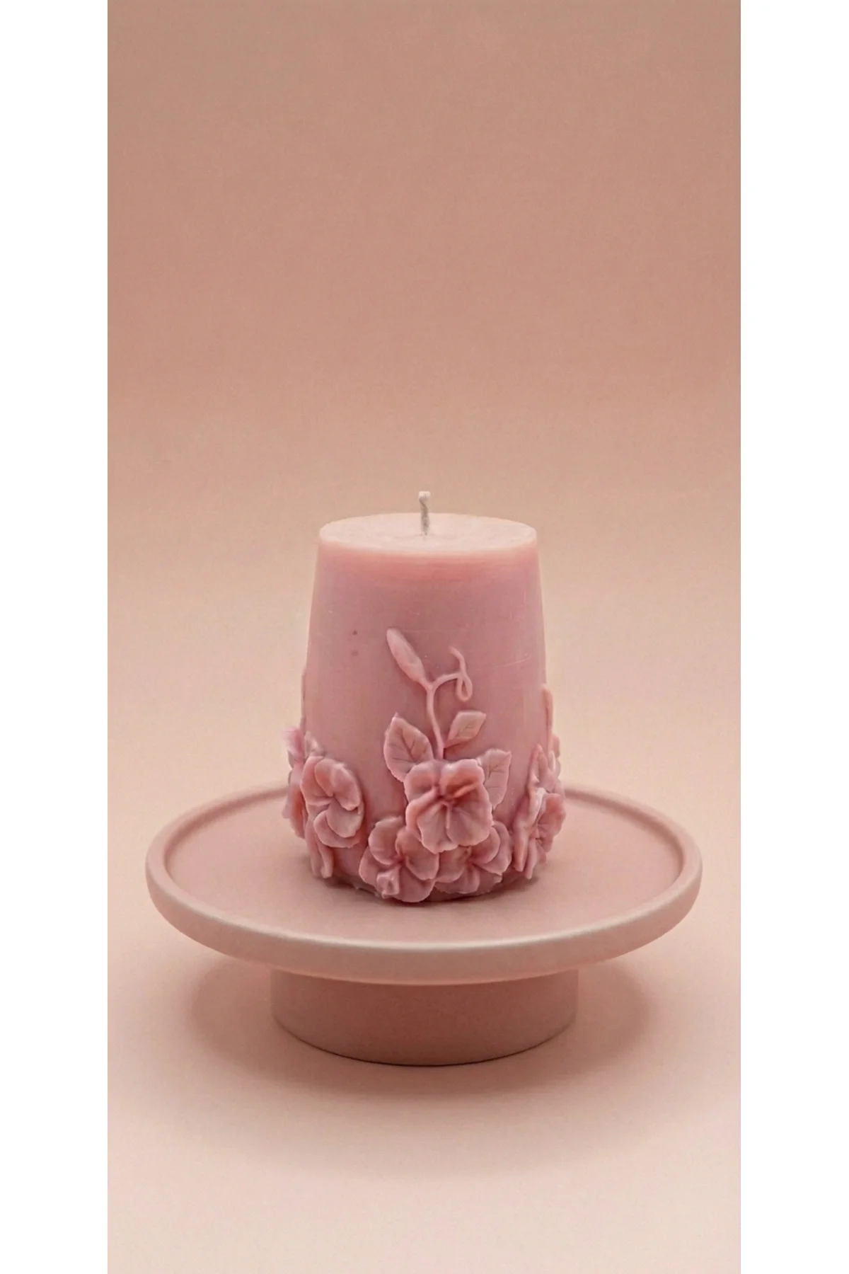Pembe Dekoratif Kabartmalı Çiçekli Soya Mum