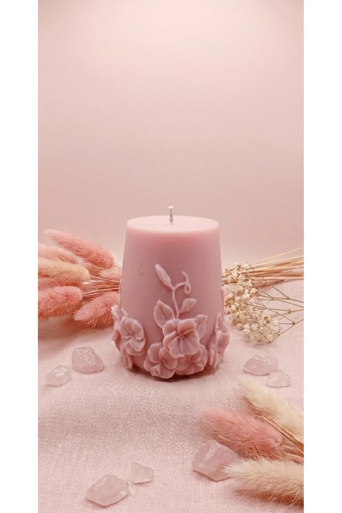 Pembe Dekoratif Kabartmalı Çiçekli Soya Mum