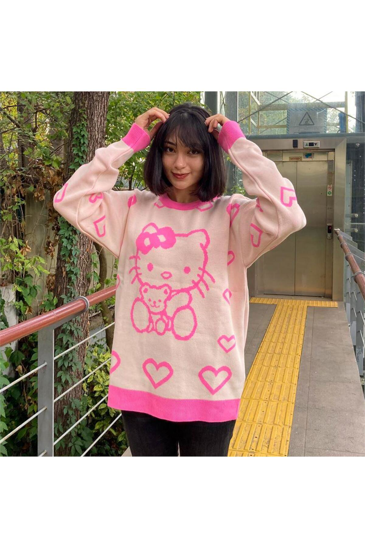 Pembe Hello Kitty - Teddy Friend Desenli Ekru Oversize Kazak
