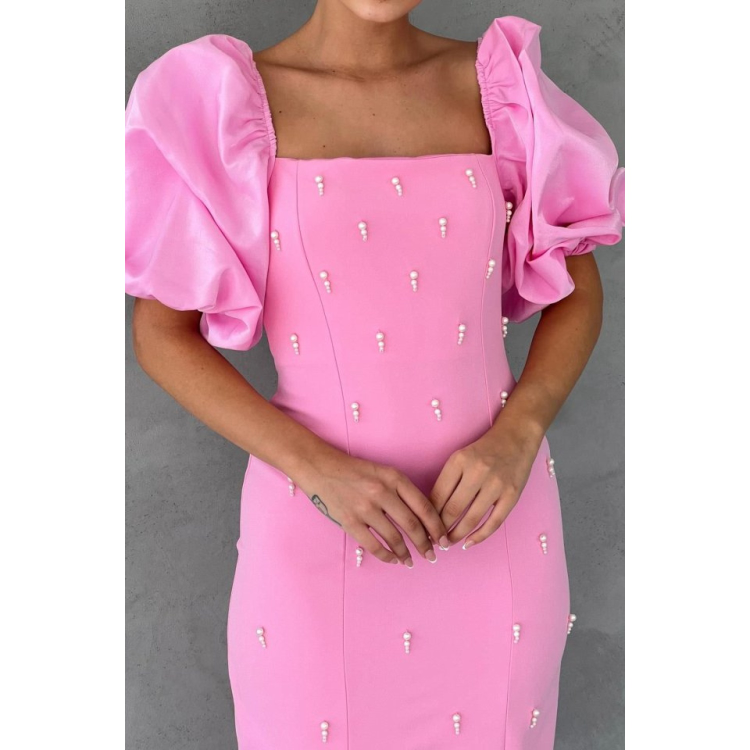 Pembe İşlemeli Kolu Garnili Elbise
