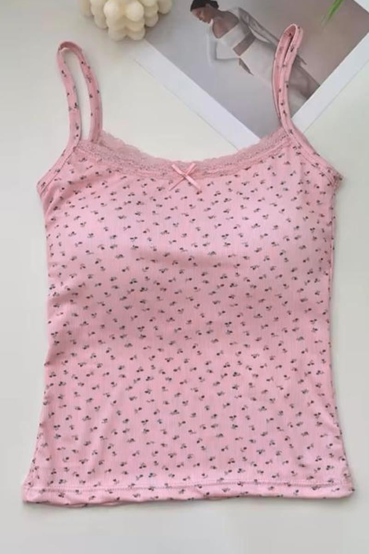 Pembe Minik Fiyonk Ve Çiçek Desenli Y2K Destekli Askılı Crop Pembe Minik Fiyonk Ve Çiçek Desenli Y2K Destekli Askılı Crop