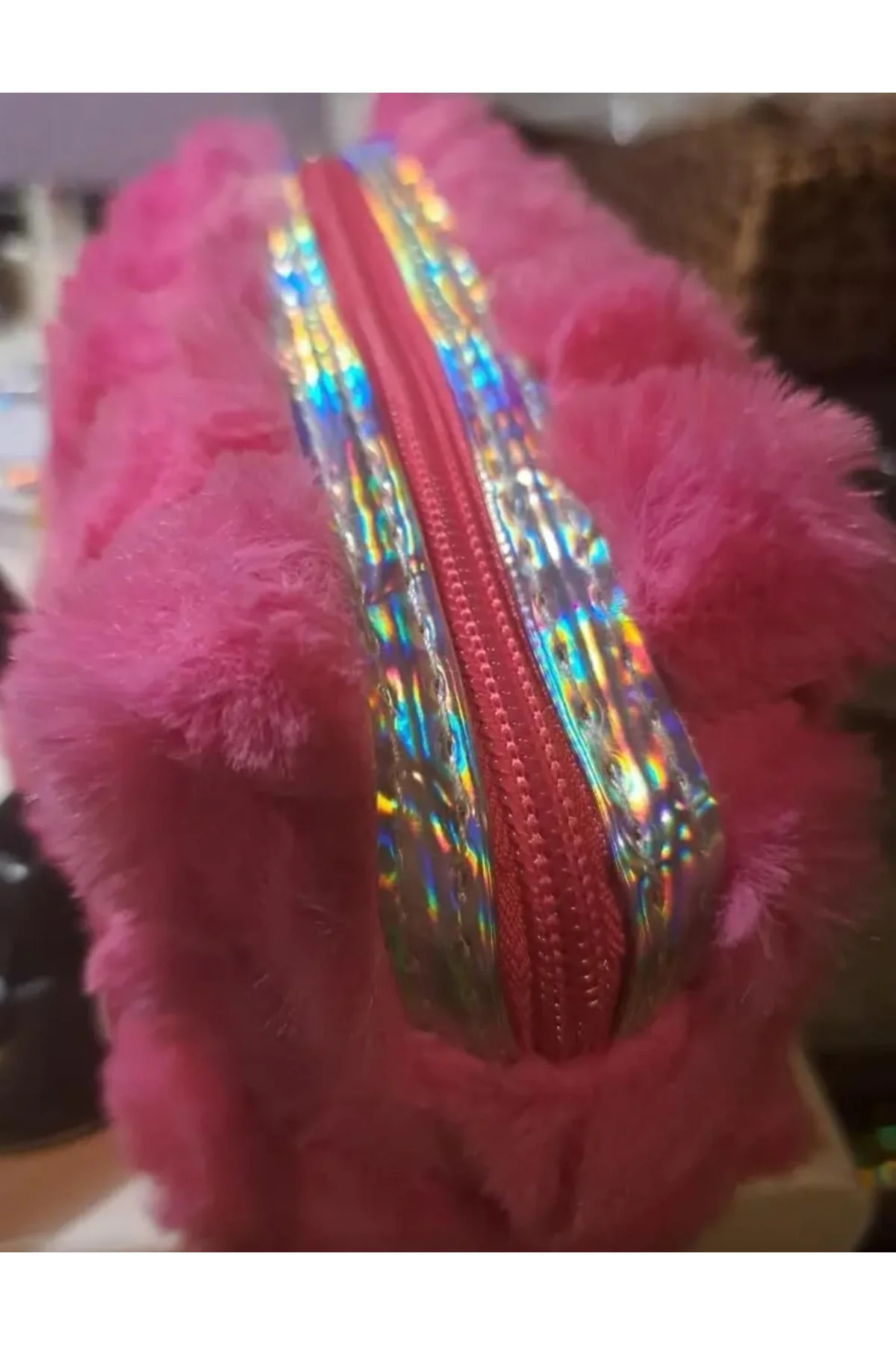 Pembe Peluş Makyaj Çantası, Holografik Detaylı, Ponponlu, Fermuar