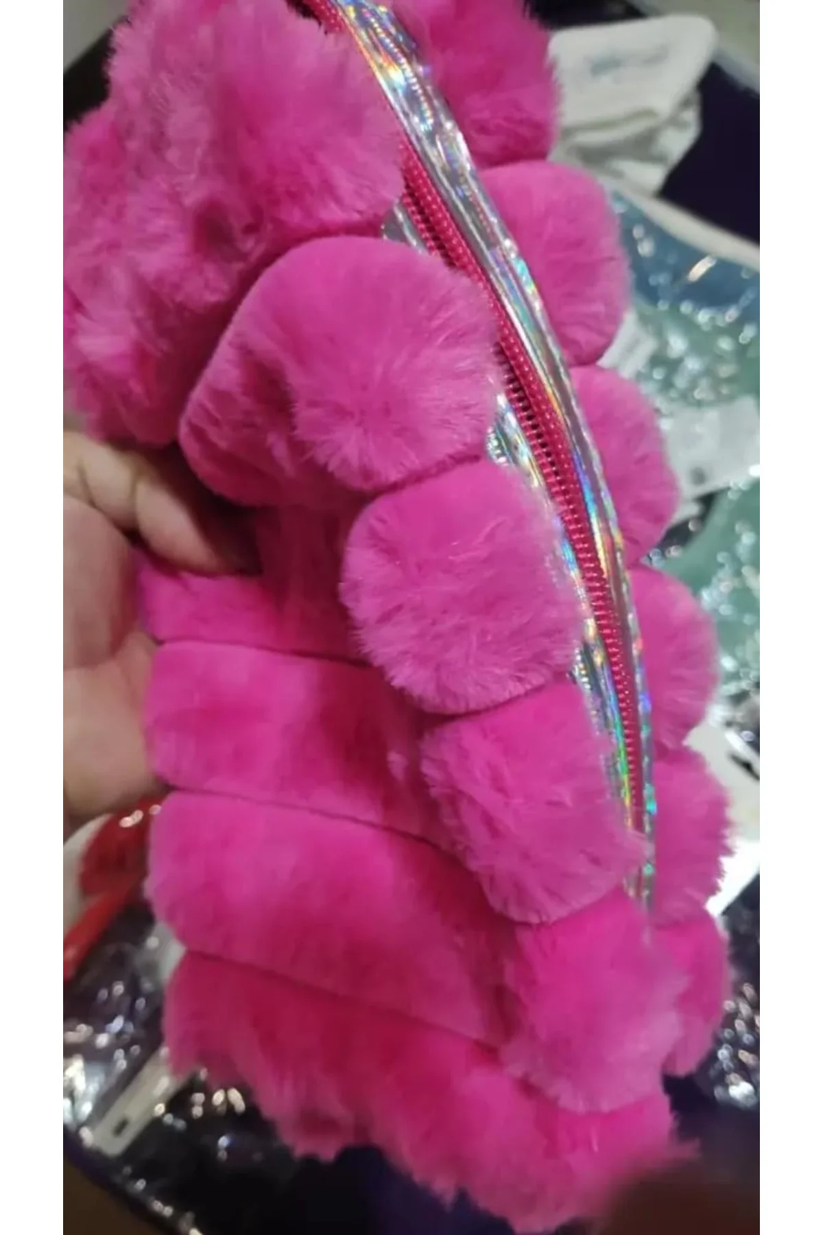 Pembe Peluş Makyaj Çantası, Holografik Detaylı, Ponponlu, Fermuar