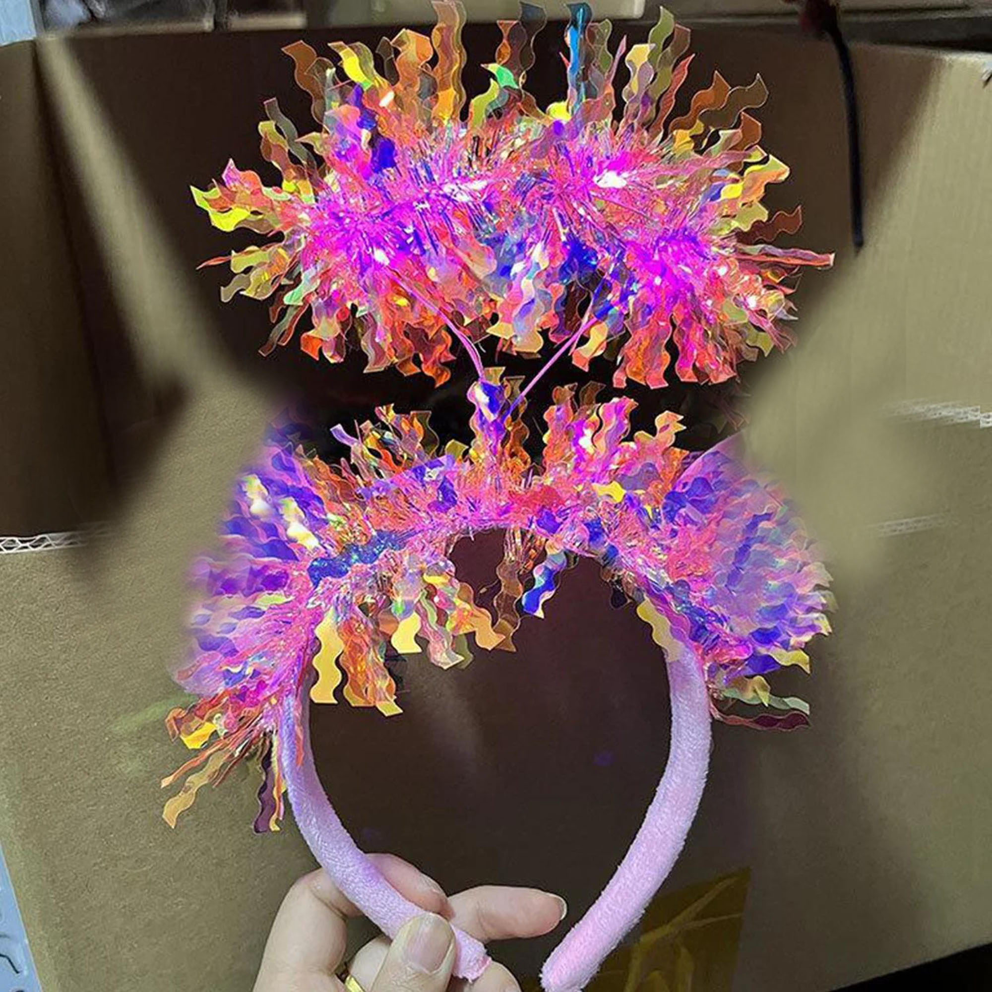 Pembe Renk Pembe Işıltılı Püsküllü Led Işıklı Parlak Hologramlı T Pembe Renk Pembe Işıltılı Püsküllü Led Işıklı Parlak Hologramlı T