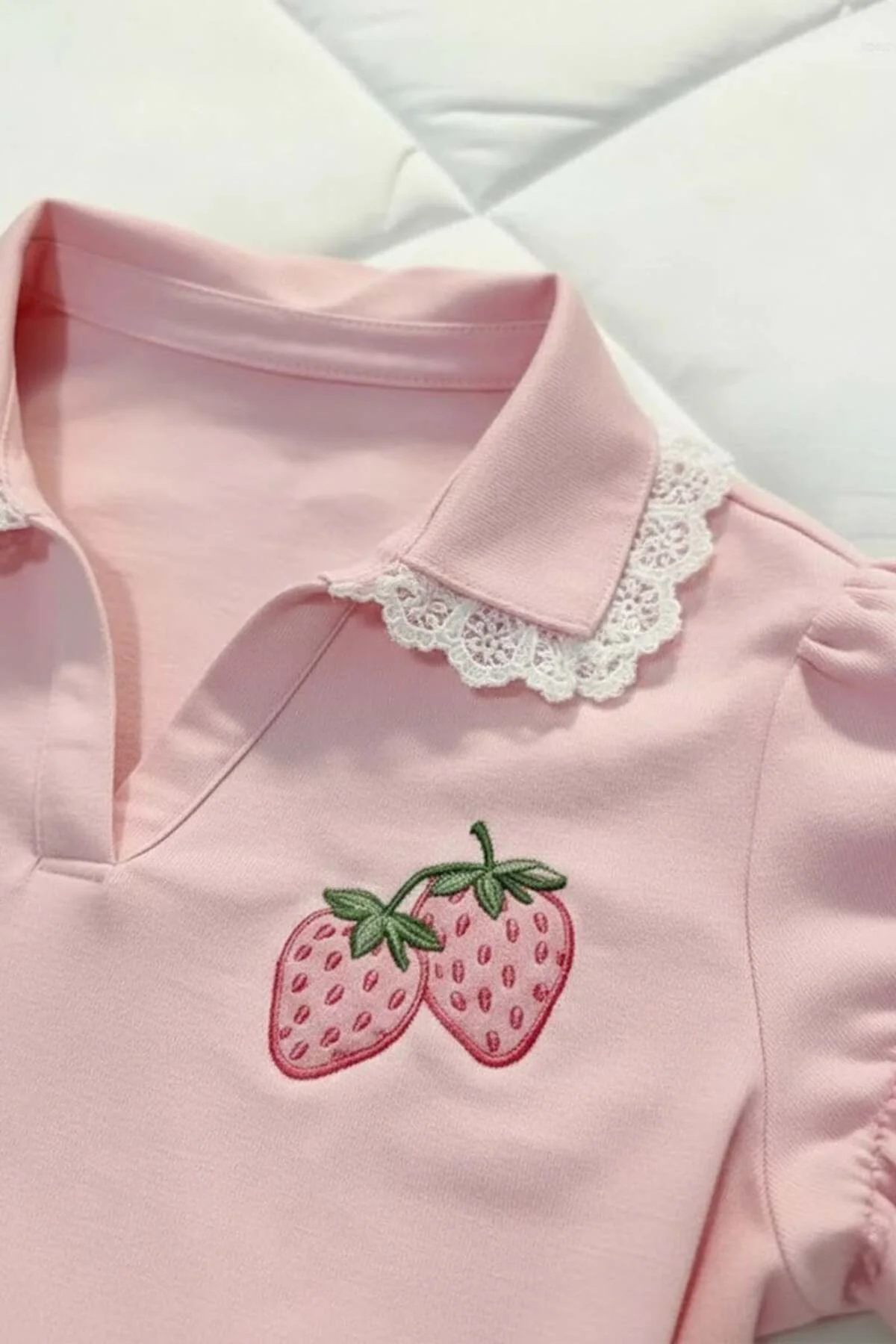 Pembe Strawberry Dantel Yakalı Y2K Kısa Kollu Crop Pembe Strawberry Dantel Yakalı Y2K Kısa Kollu Crop