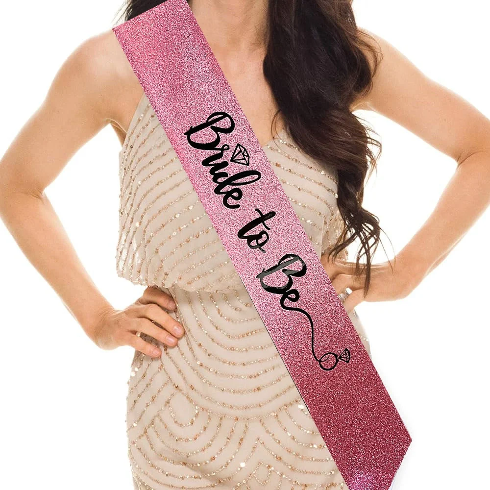 Pembe Üzeri Siyah İtalik Alyanslı Bride To Be Yazılı Simli Işıltılı Kuşak Kemer 10 Cm Genişlik Bx40 Pembe Üzeri Siyah İtalik Alyanslı Bride To Be Yazılı Simli Işıltılı Kuşak Kemer 10 Cm Genişlik Bx40
