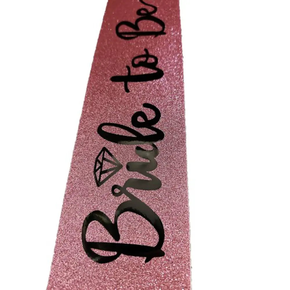 Pembe Üzeri Siyah İtalik Alyanslı Bride To Be Yazılı Simli Işıltı