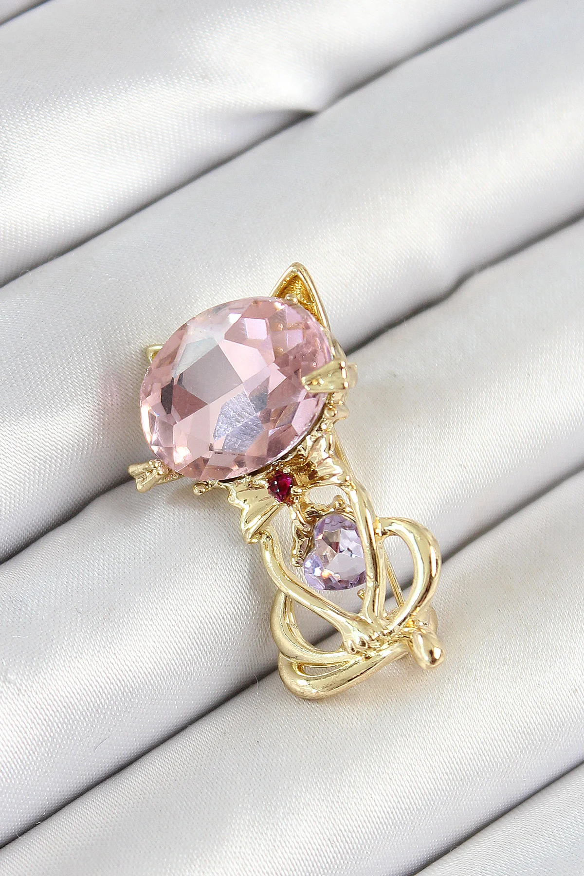 Pembe Zirkon Taşlı Kap Detaylı Kedi Figürlü Gold Renk Kadın Broş -1492