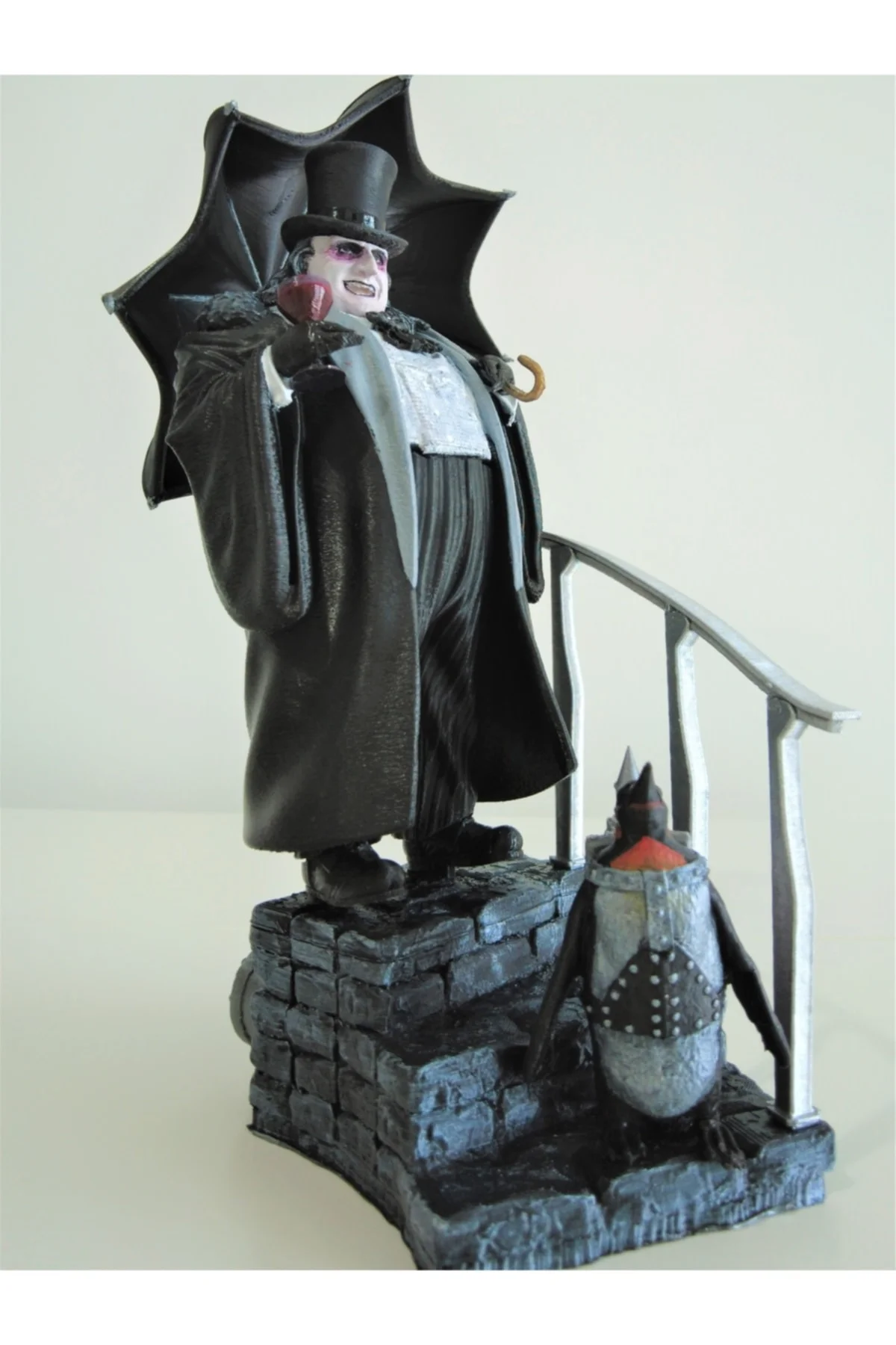 Penguen Batman Figür/ Yükseklik 30 Cm