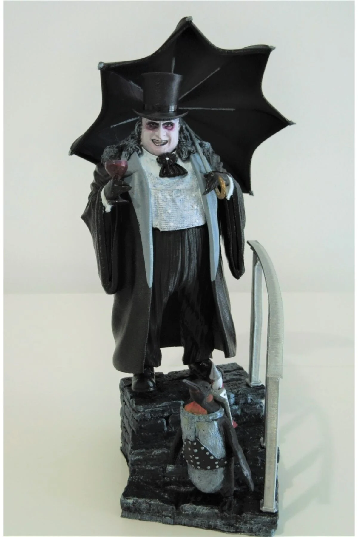 Penguen Batman Figür/ Yükseklik 30 Cm