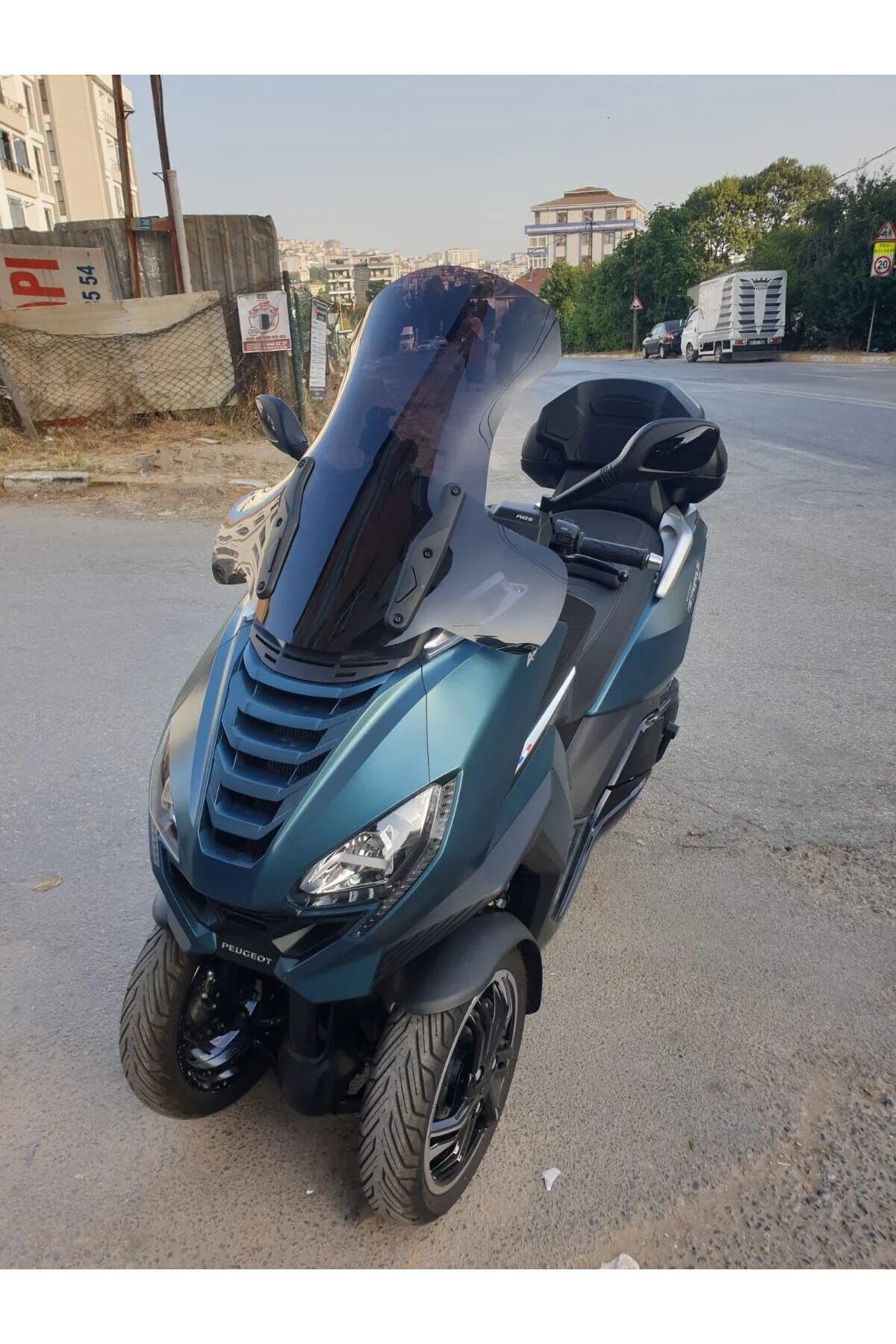 Peugeot Metropolis SW 400 Ön Cam 2021-2026 Model 68cm Siyah Renkl