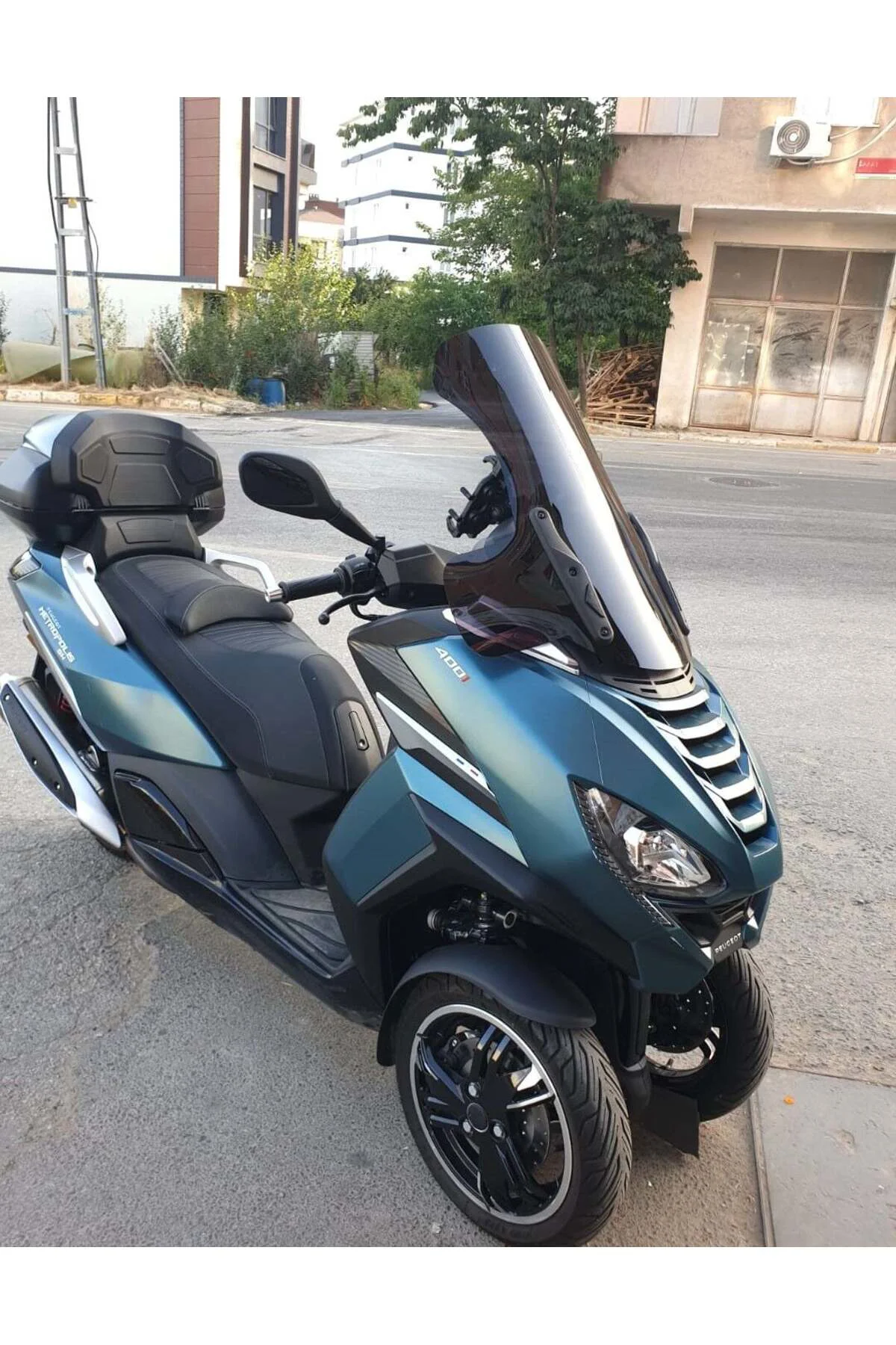 Peugeot Metropolis SW 400 Ön Cam 2021-2026 Model 68cm Siyah Renkl