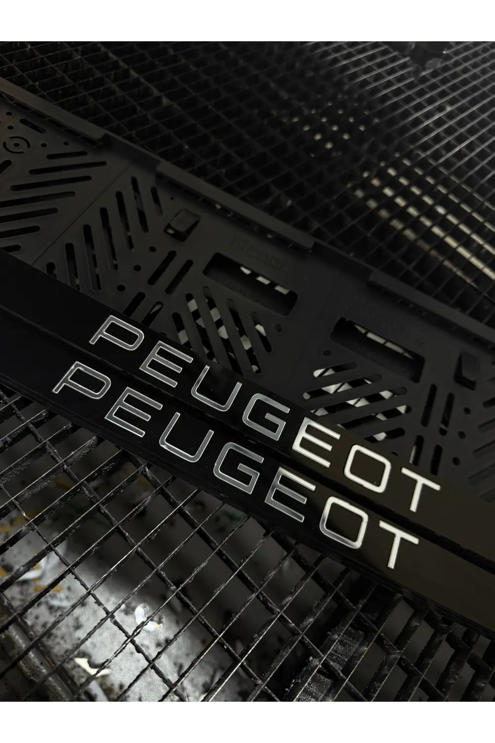 PEUGEOT MODEL UYUMLU KAZIMA LOGOLU PLEKSİ PLAKALIK