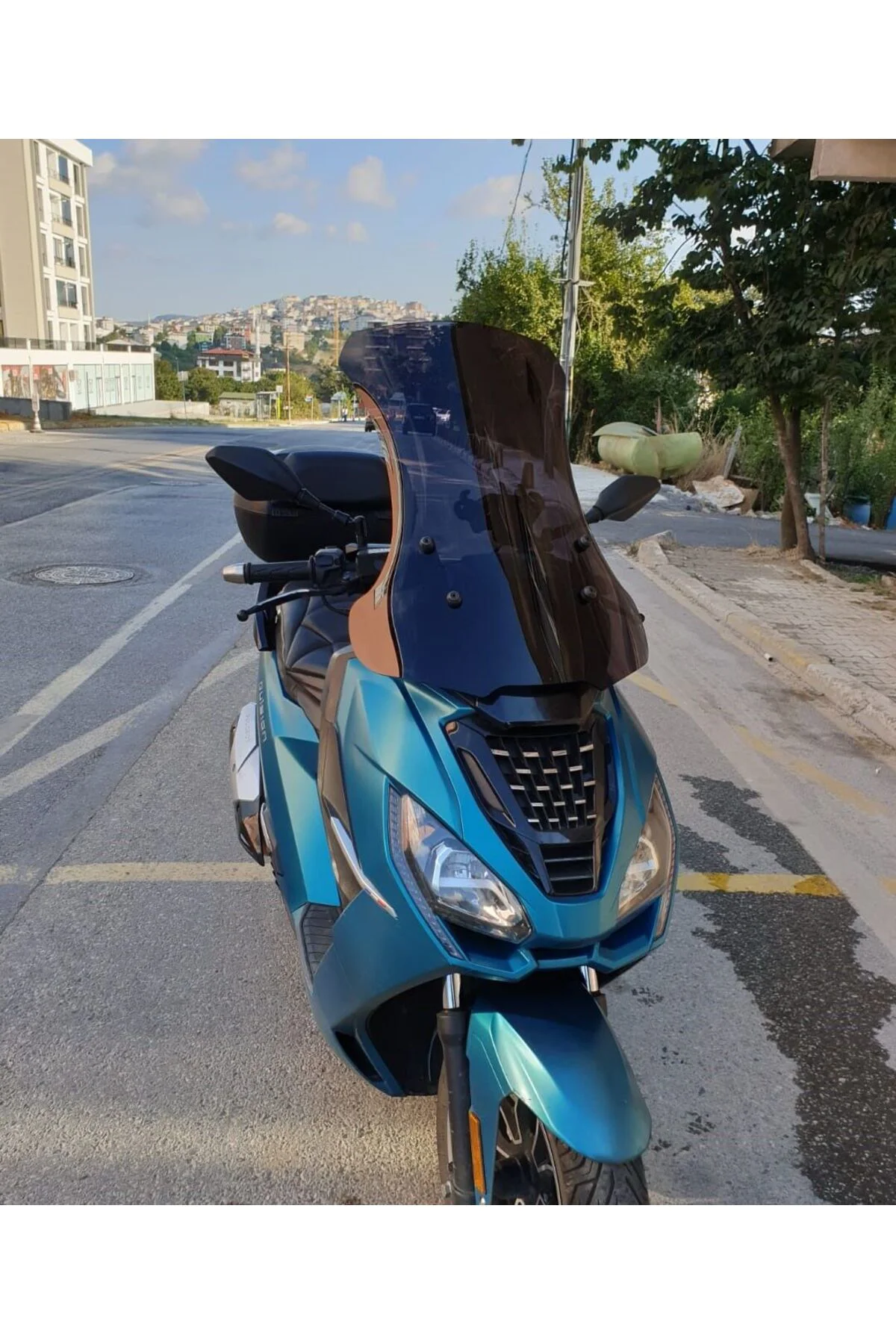 Peugeot Pulsion 125 Ön Cam 2022-2026 Model 68cm Siyah Renkli 4mm UZUN