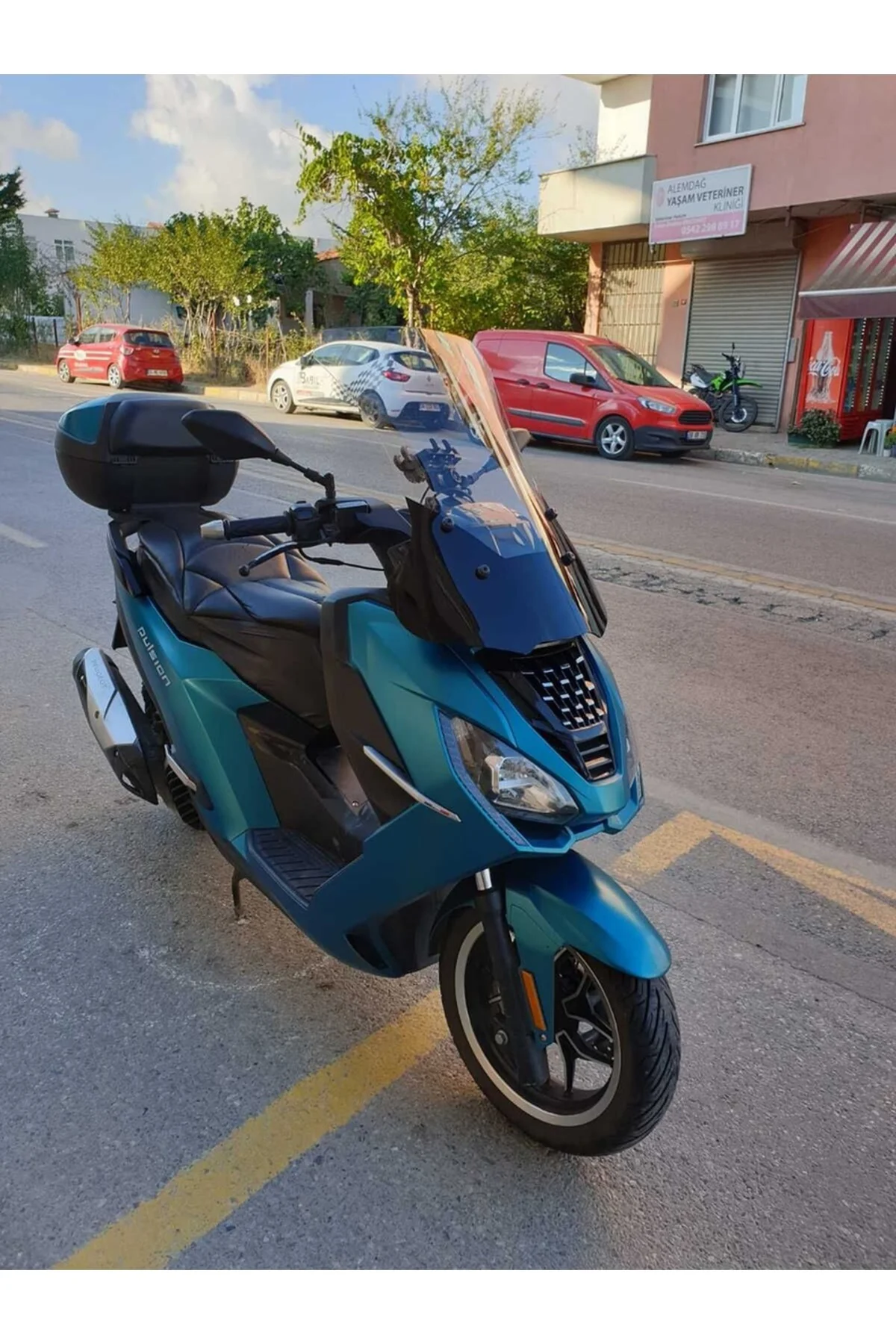 Peugeot Pulsion 125 Ön Cam 2022-2025 Model 68cm Şeffaf Renkli 4mm UZUN Peugeot Pulsion 125 Ön Cam 2022-2025 Model 68cm Şeffaf Renkli 4mm UZUN