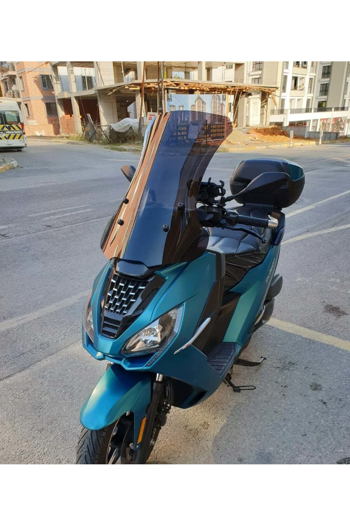 Peugeot Pulsion 125 Ön Cam 2022-2026 Model 68cm Siyah Renkli 4mm UZUN