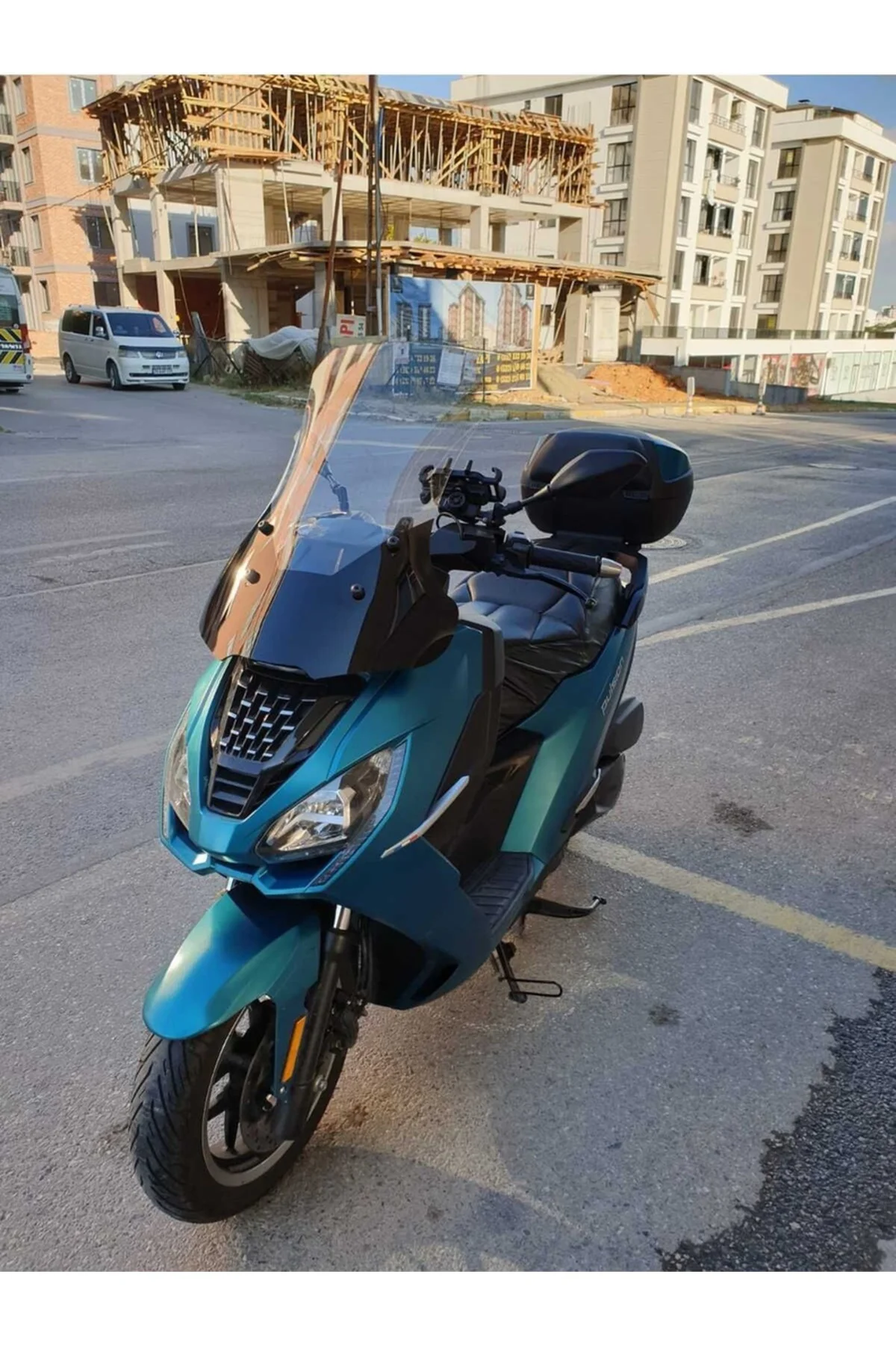 Peugeot Pulsion 125 Ön Cam 2022-2025 Model 68cm Şeffaf Renkli 4mm UZUN Peugeot Pulsion 125 Ön Cam 2022-2025 Model 68cm Şeffaf Renkli 4mm UZUN