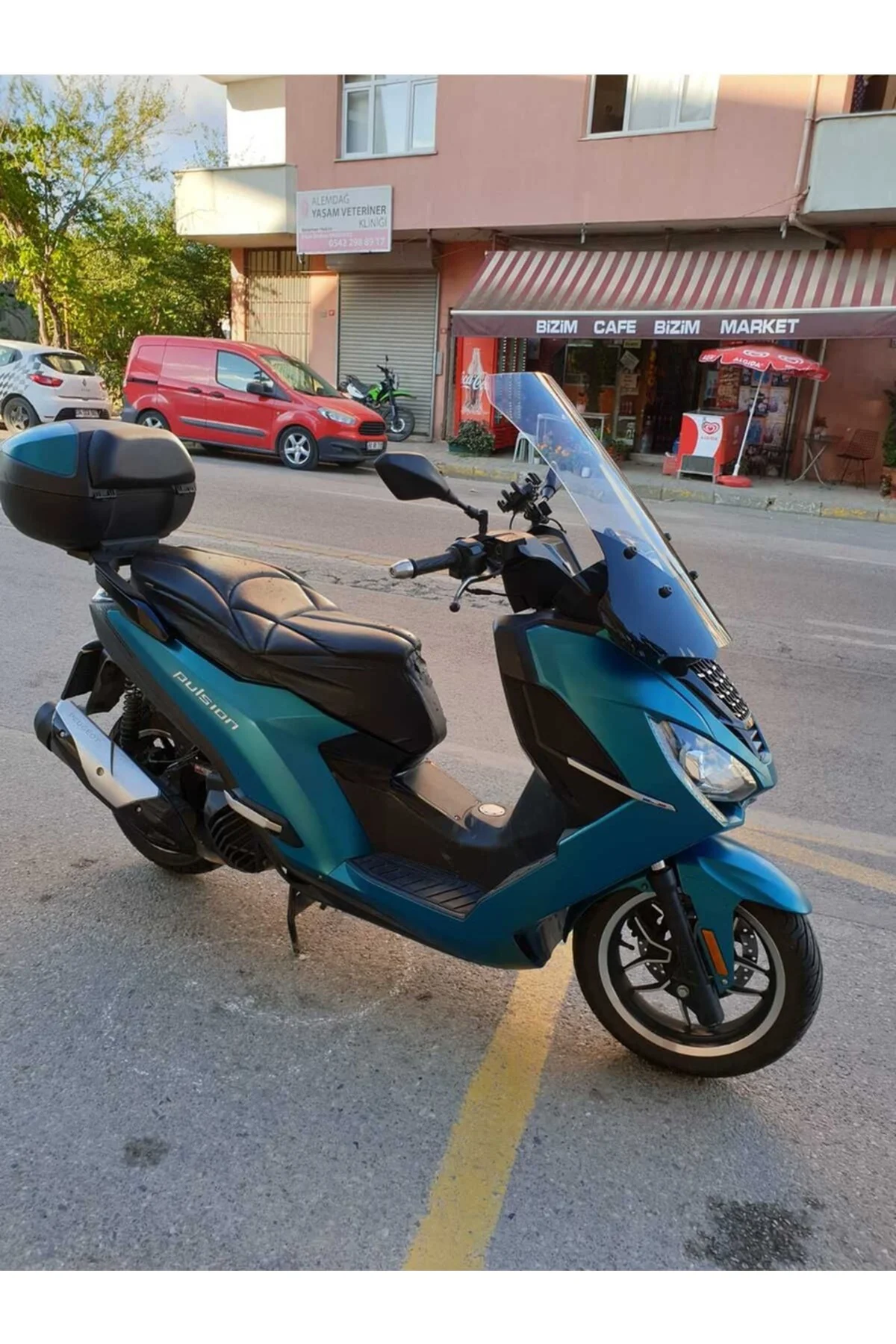 Peugeot Pulsion 125 Ön Cam 2022-2025 Model 68cm Şeffaf Renkli 4mm UZUN Peugeot Pulsion 125 Ön Cam 2022-2025 Model 68cm Şeffaf Renkli 4mm UZUN