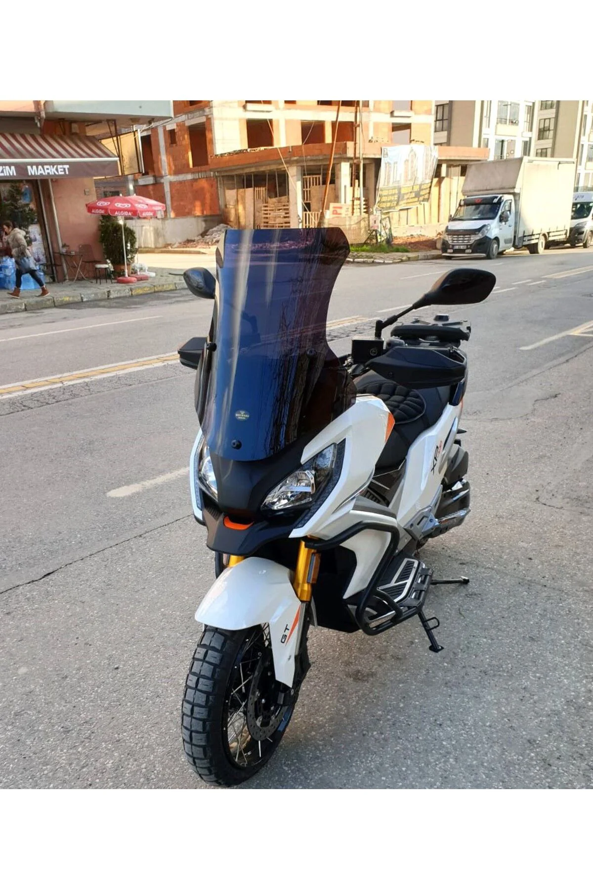 Peugeot XP 400 Ön Cam 2023-2026 Model 61cm Siyah Renkli 4mm ORTA 