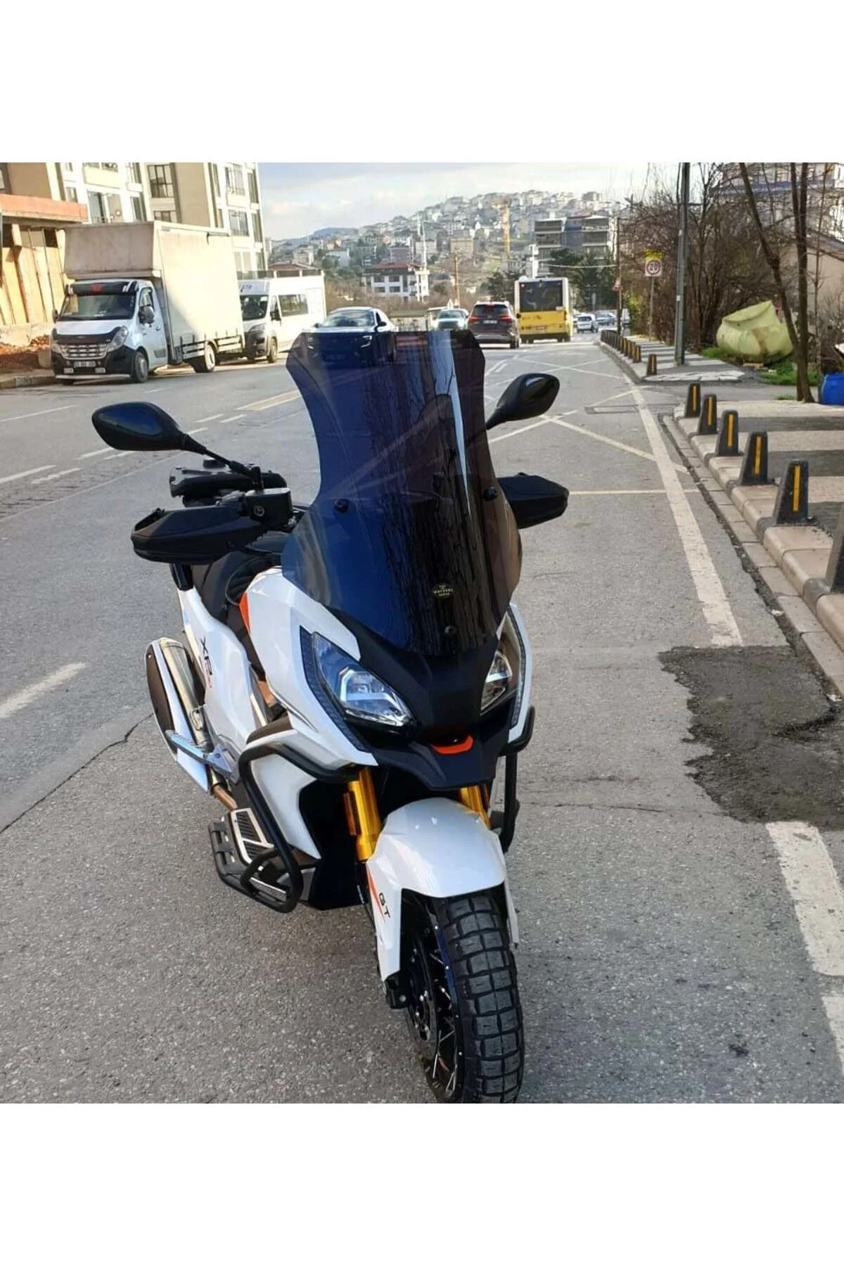 Peugeot XP 400 Ön Cam 2023-2026 Model 61cm Siyah Renkli 4mm ORTA 
