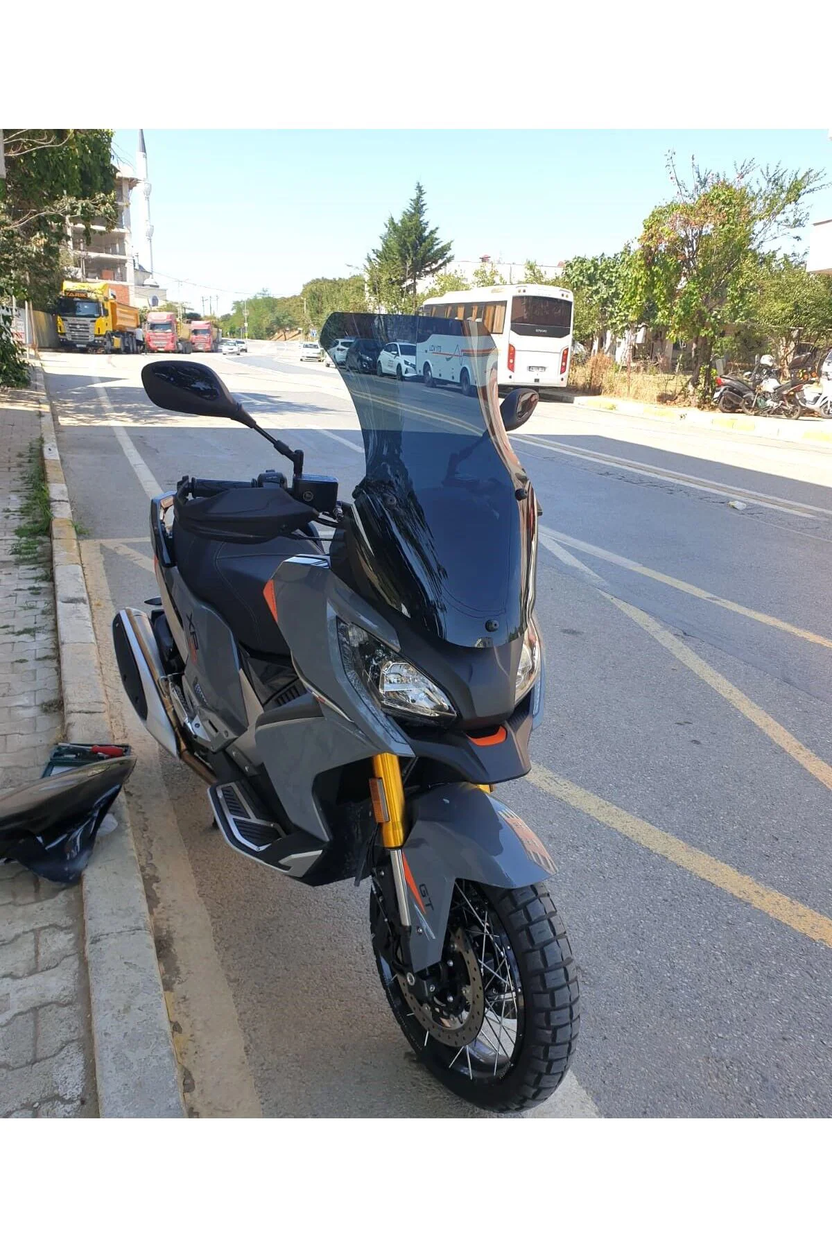 Peugeot XP 400 Ön Cam 2023-2026 Model 61cm Siyah Renkli 4mm ORTA 