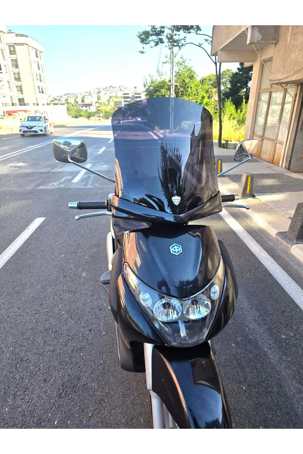 Piaggio Beverly 250 Ön Cam 2005-2007 Model 44cm Siyah Renkli 4mm