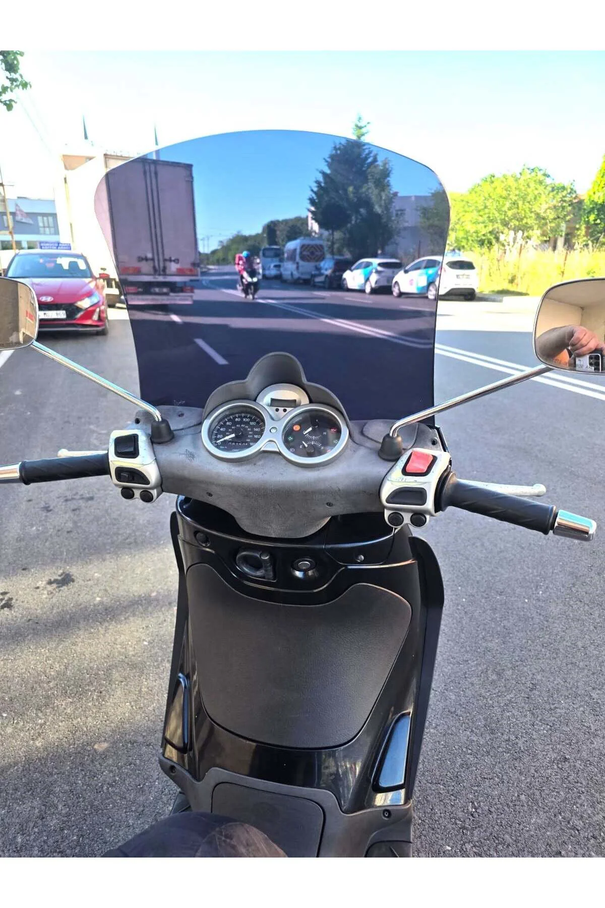Piaggio Beverly 250 Ön Cam 2005-2007 Model 44cm Siyah Renkli 4mm