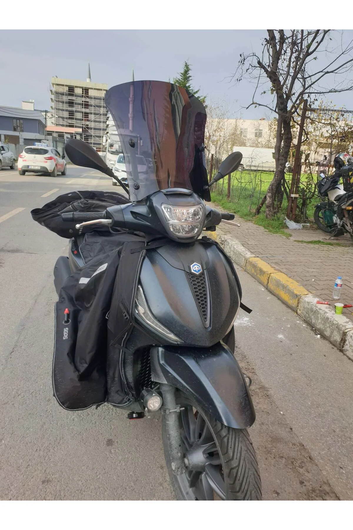 Piaggio Beverly 400 Ön Cam 2021-2026 Model 44cm Siyah Renkli 4mm