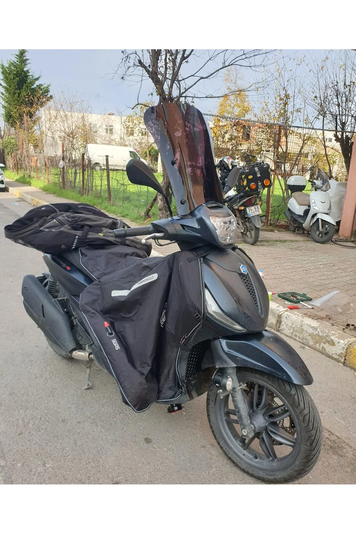 Piaggio Beverly 400 Ön Cam 2021-2026 Model 44cm Siyah Renkli 4mm