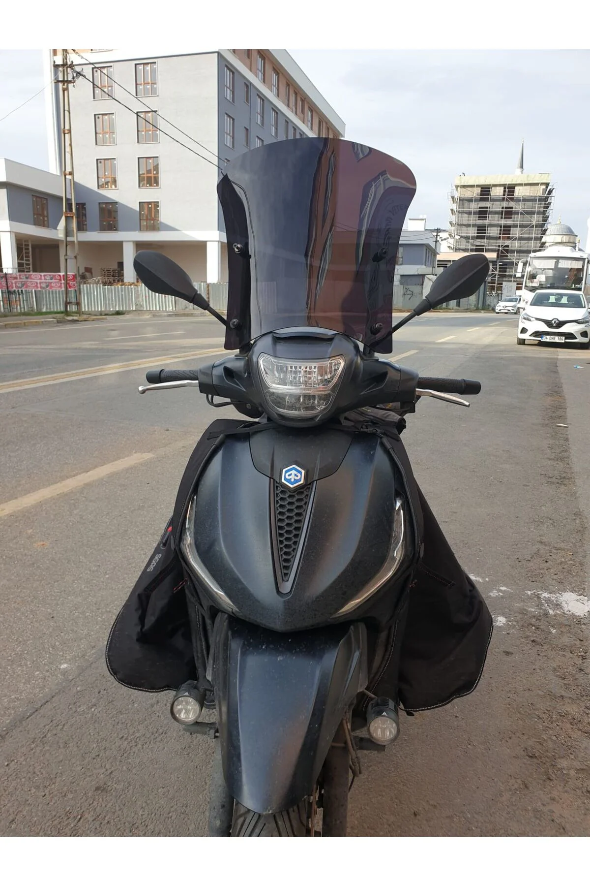 Piaggio Beverly 400 Ön Cam 2021-2026 Model 44cm Siyah Renkli 4mm