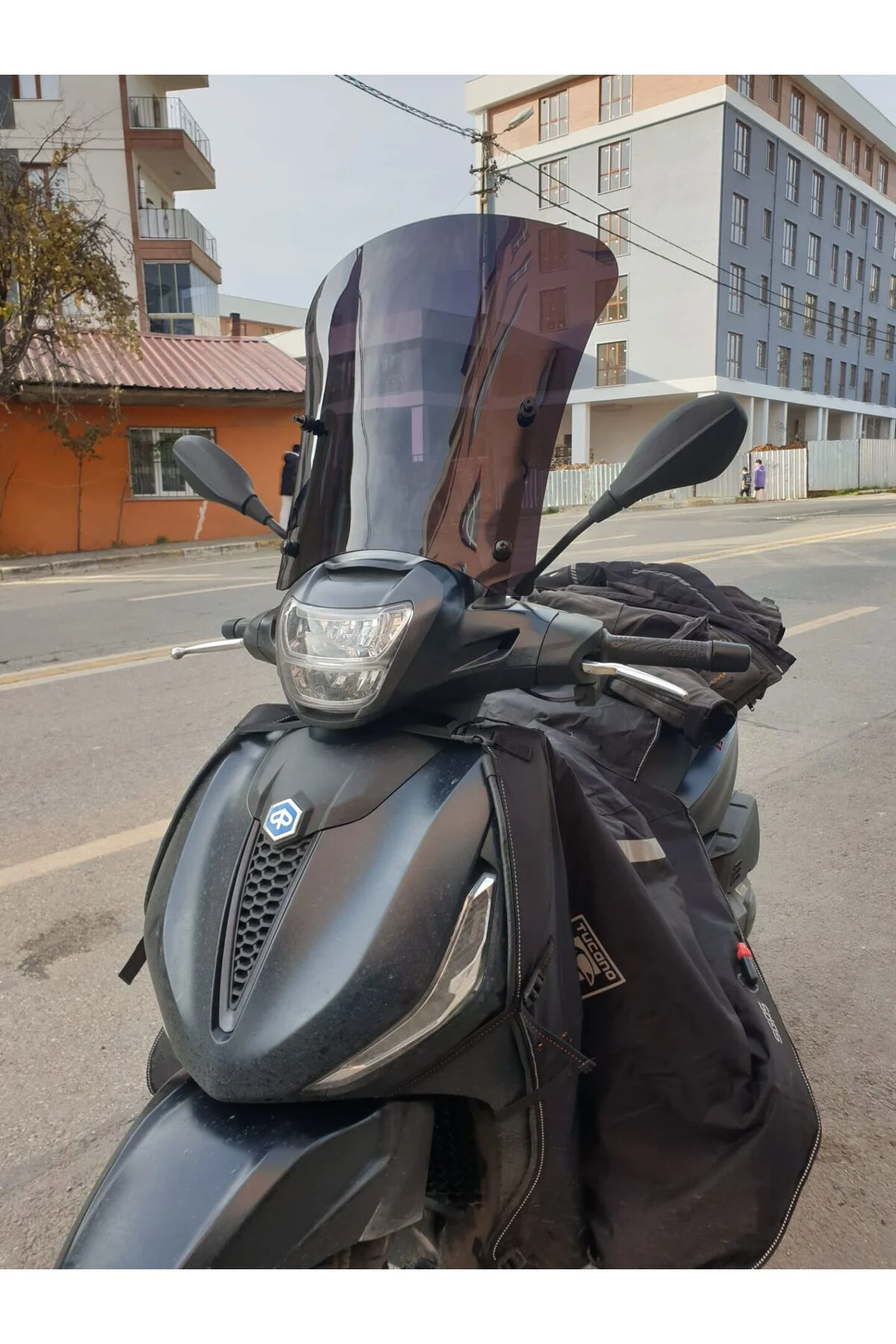 Piaggio Beverly 400 Ön Cam 2021-2026 Model 44cm Siyah Renkli 4mm