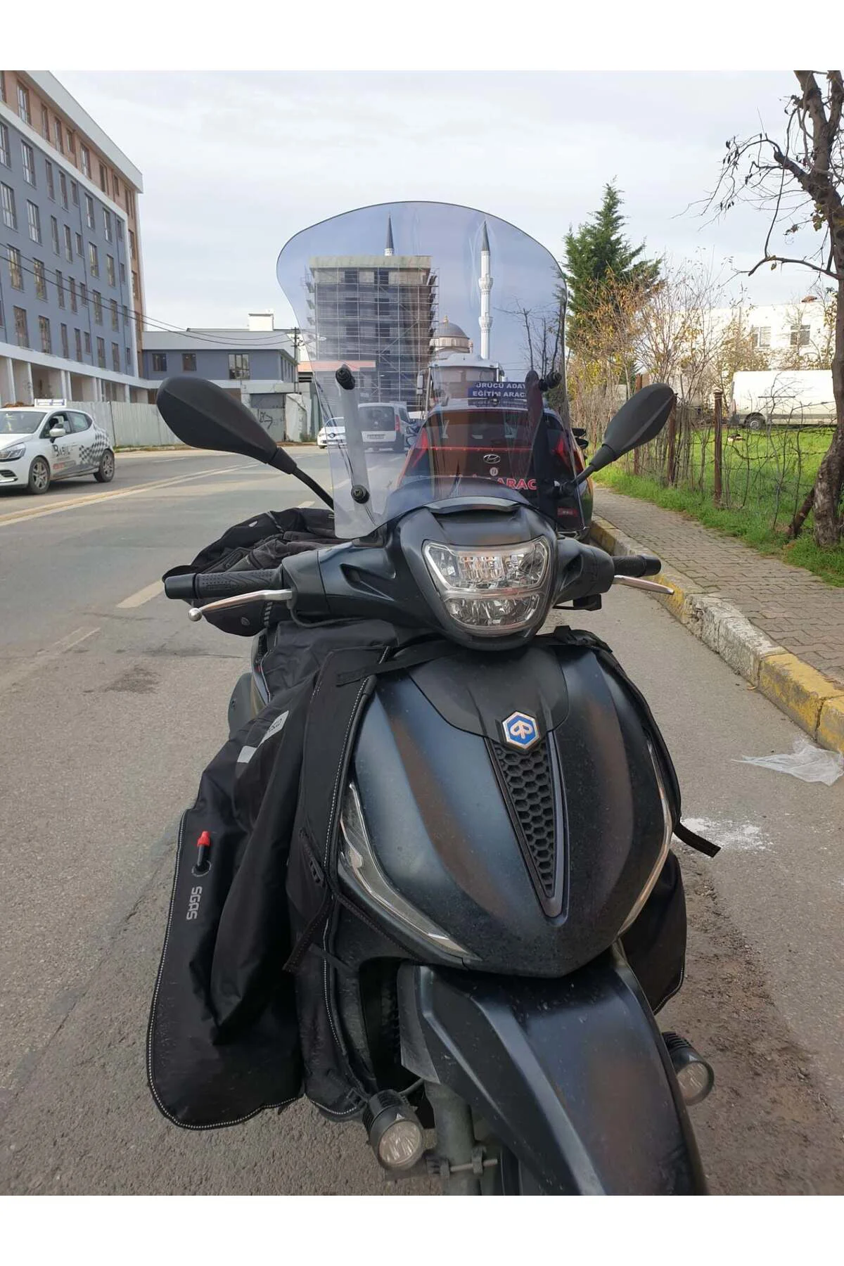 Piaggio Beverly 400 Ön Cam 2021-2026 Model 44cm Füme Renkli 4mm