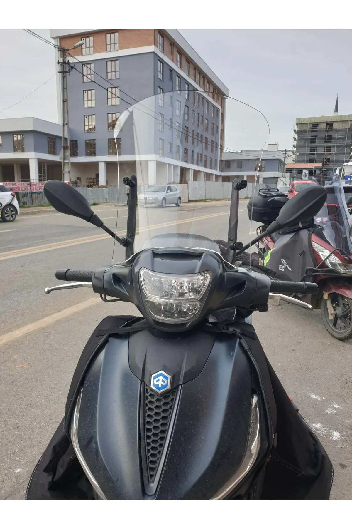 Piaggio Beverly 400 Ön Cam 2021-2026 Model 44cm Şeffaf Renkli 4mm