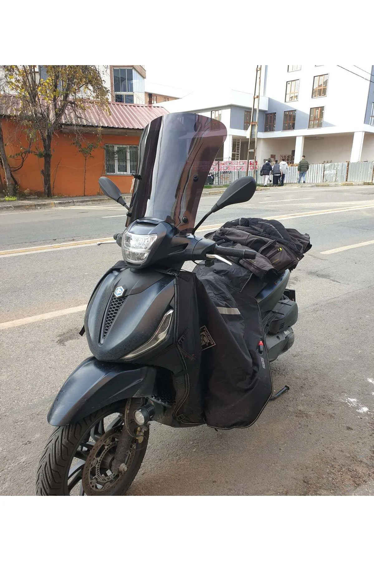 Piaggio Beverly 400 Ön Cam 2021-2026 Model 44cm Siyah Renkli 4mm