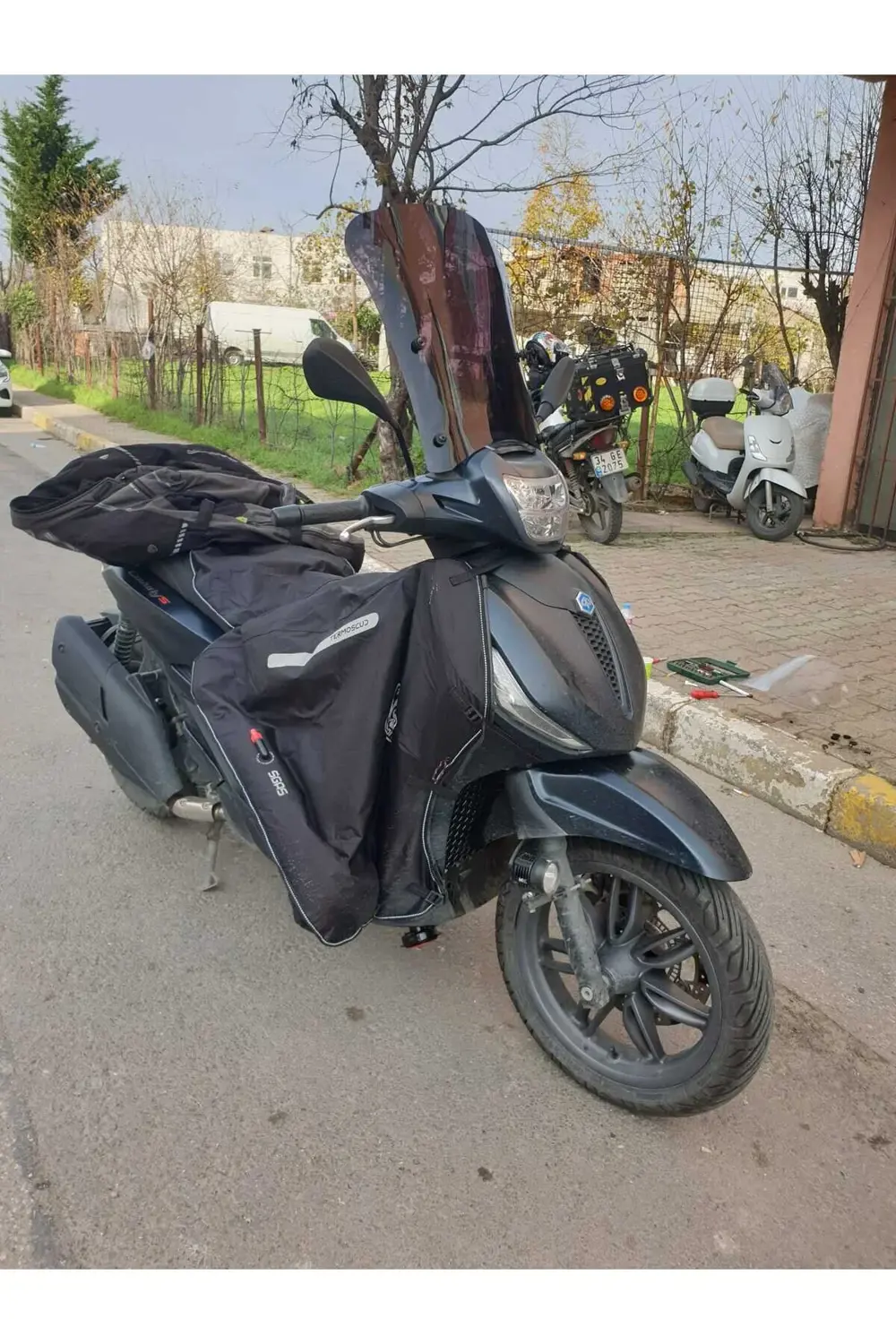 Piaggio Beverlys 400 Ön Cam 2021 2024 Model 44cm Siyah Renkli 4mm