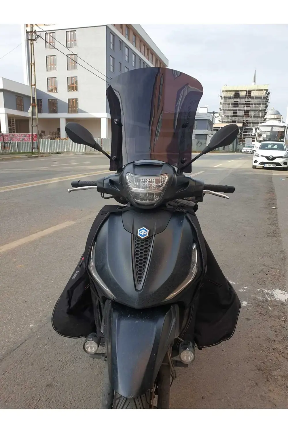 Piaggio Beverlys 400 Ön Cam 2021 2024 Model 44cm Siyah Renkli 4mm