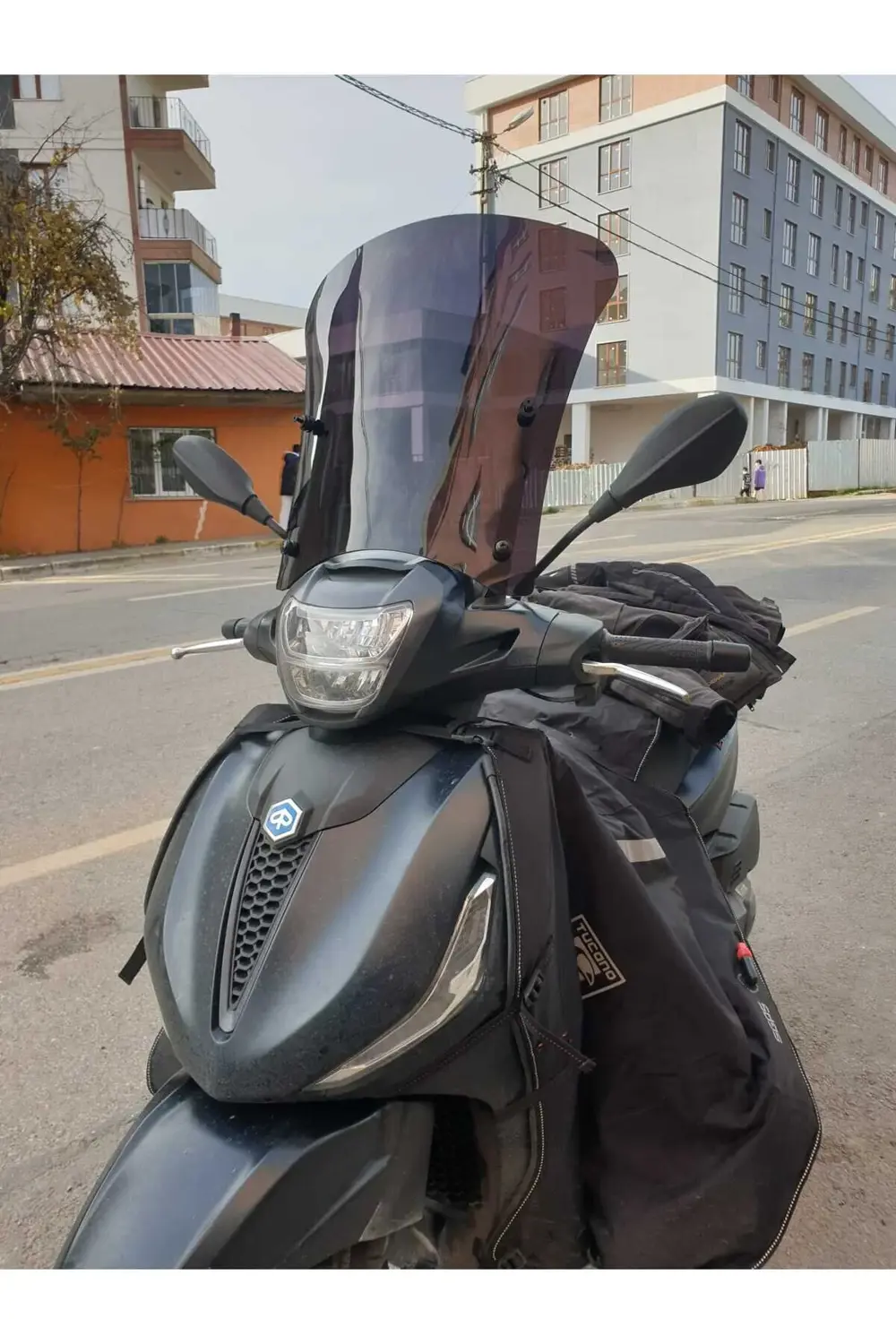 Piaggio Beverlys 400 Ön Cam 2021 2024 Model 44cm Siyah Renkli 4mm