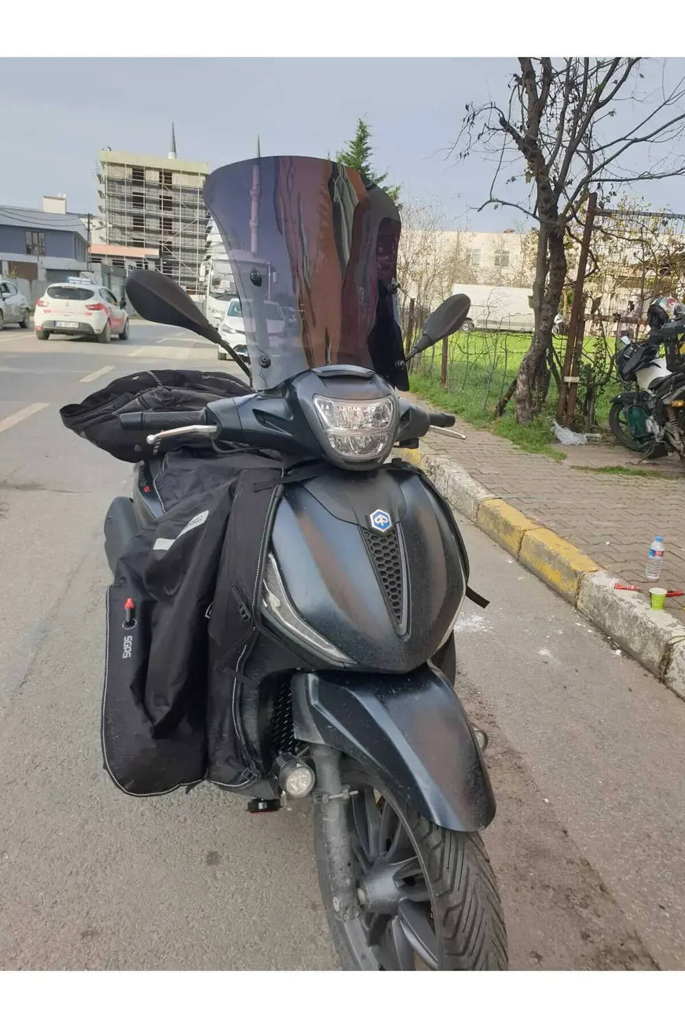 Piaggio Beverlys 400 Ön Cam 2021 2024 Model 44cm Siyah Renkli 4mm