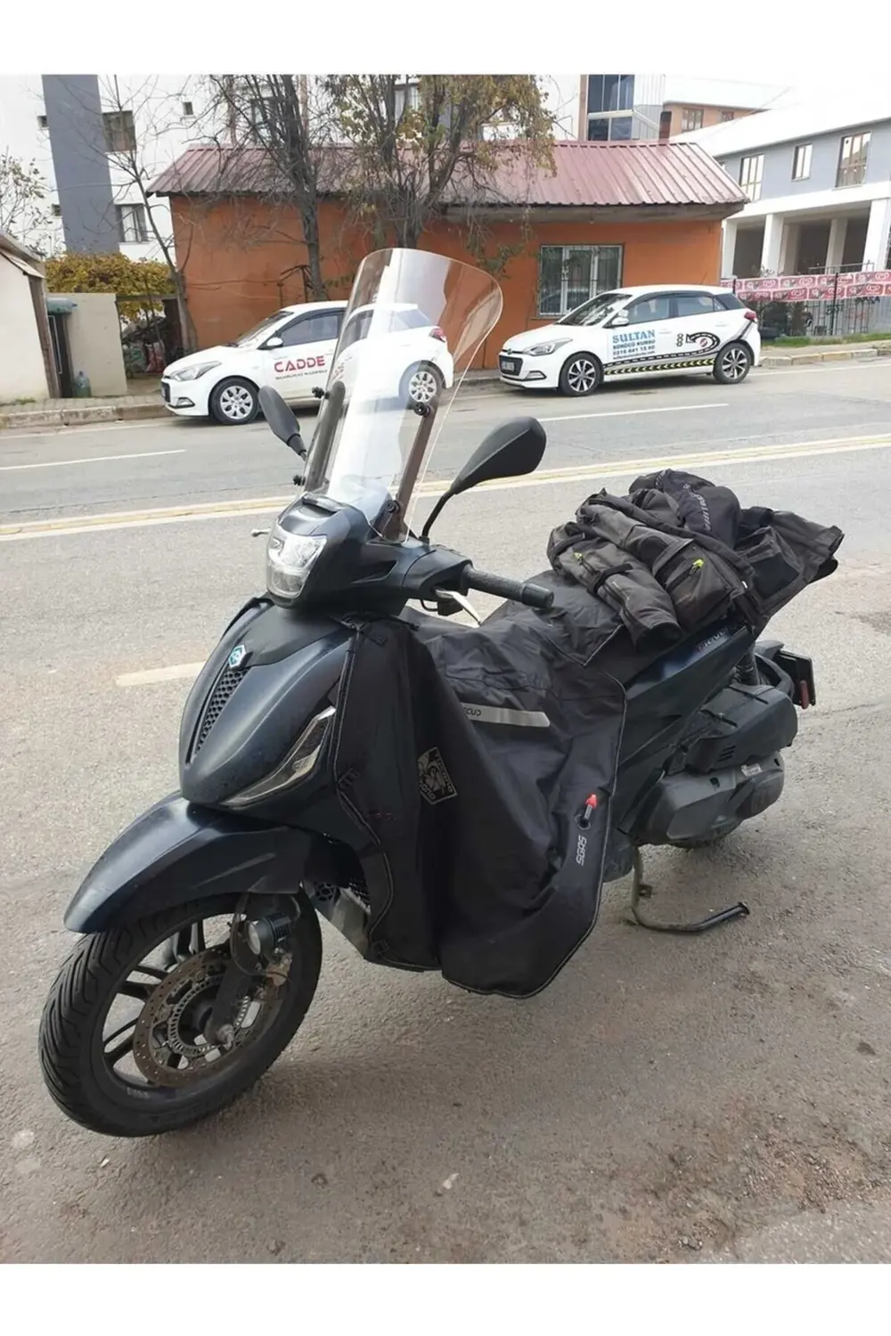 Piaggio Beverlys 400 Ön Cam 2021-2025 Model 44cm Şeffaf Renkli 4m Piaggio Beverlys 400 Ön Cam 2021-2025 Model 44cm Şeffaf Renkli 4m