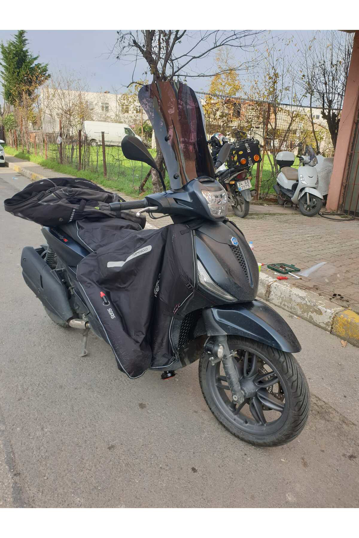 Motocam Piaggio Beverlys 400 Ön Cam 2021 2024 Model 44Cm Siyah Renkli 4Mm