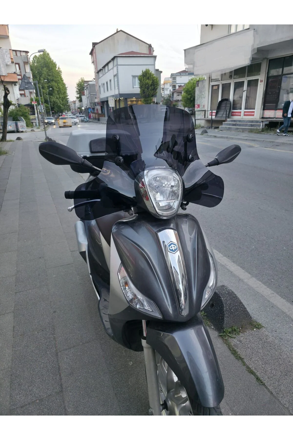 Piaggio Medley 150 Ön Cam 2015-2016 Model 40cm Siyah Renkli Elcikli APARATSIZDIR