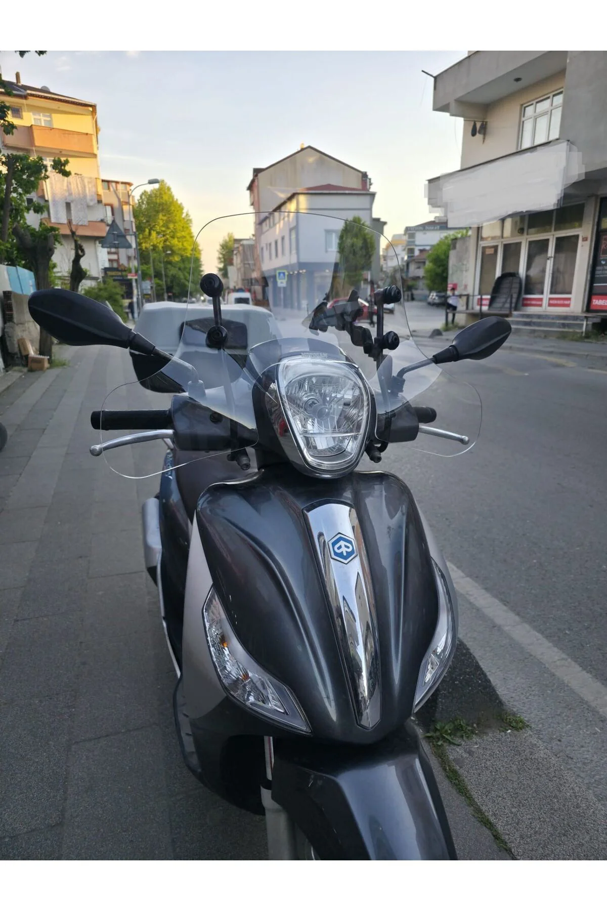 Piaggio Medley 150 Ön Cam 2015-2016 Model 40cm Şeffaf Renkli Elcikli APARATSIZDIR
