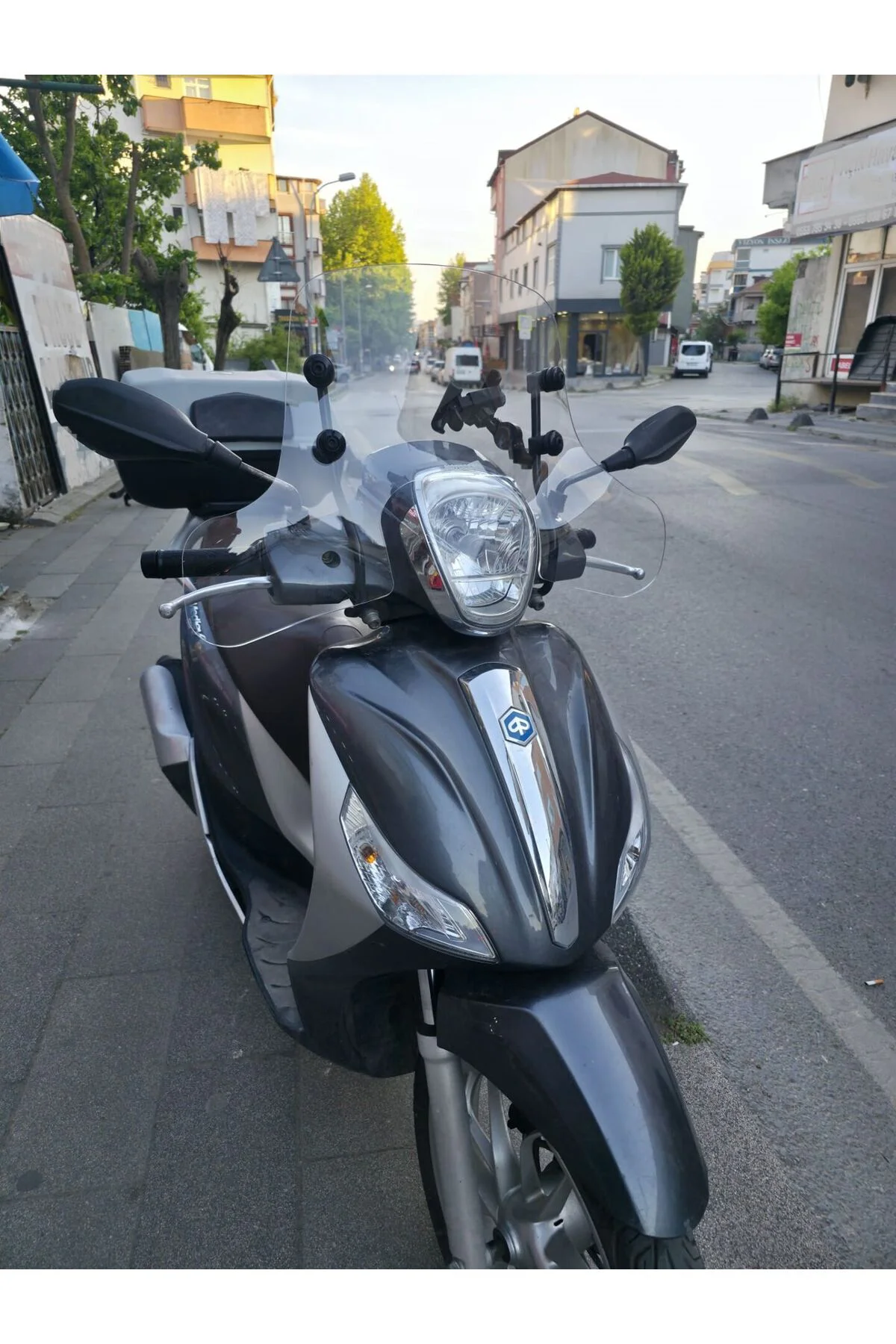 Piaggio Medley 150 Ön Cam 2015-2016 Model 40cm Şeffaf Renkli Elcikli APARATSIZDIR
