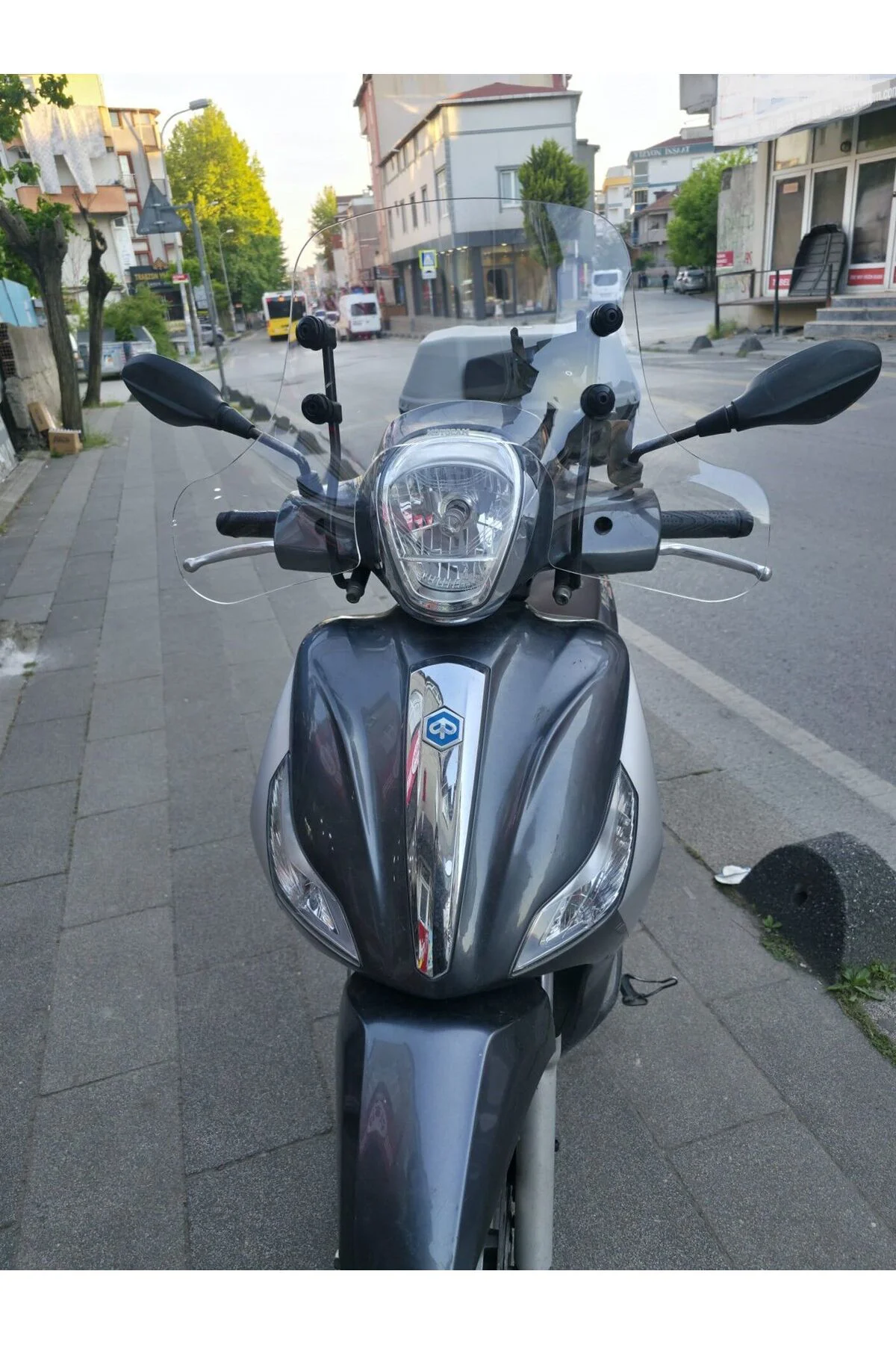 Piaggio Medley 150 Ön Cam 2015-2016 Model 40cm Şeffaf Renkli Elcikli APARATSIZDIR
