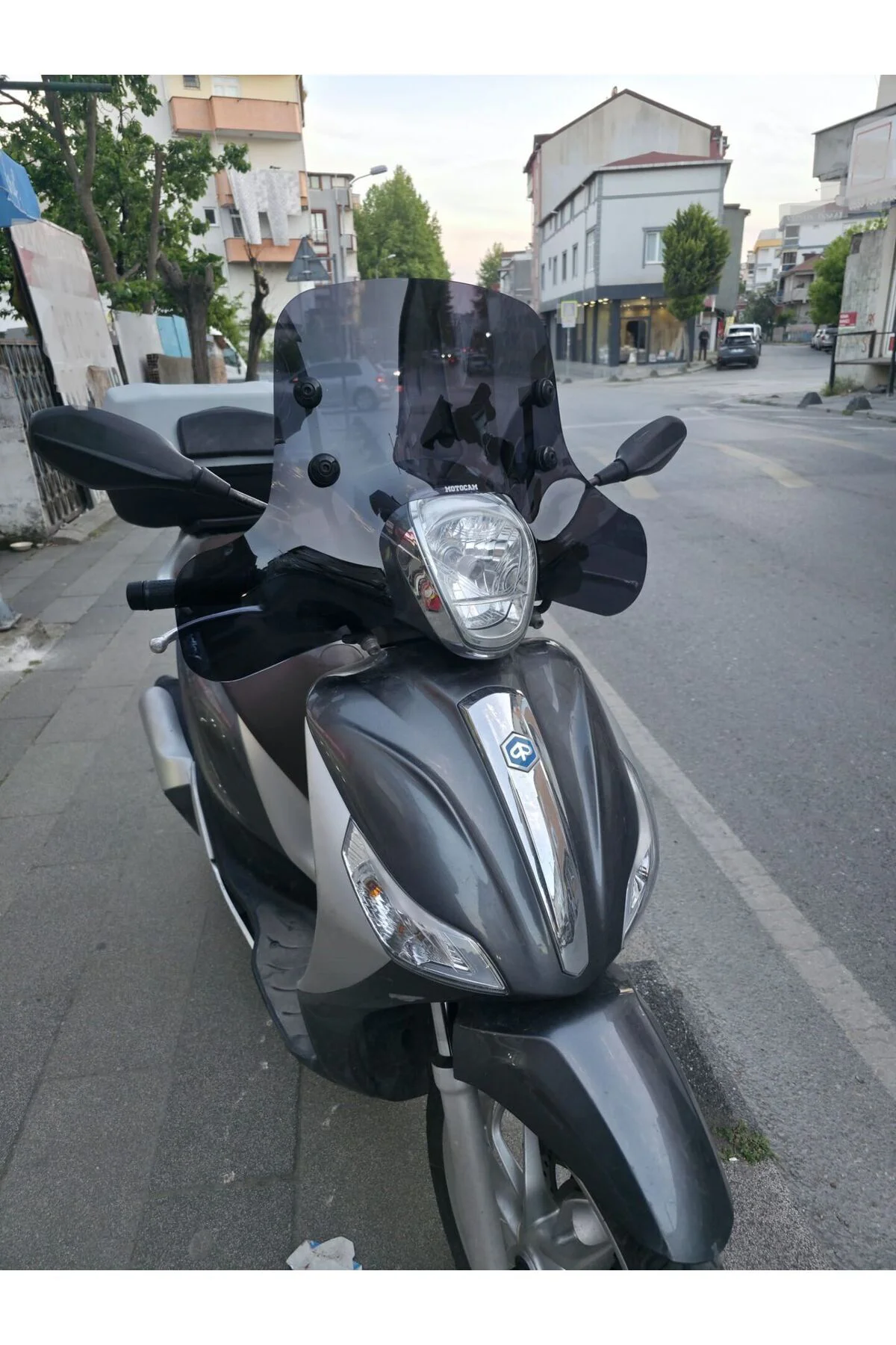 Piaggio Medley 150 Ön Cam 2015-2016 Model 40cm Siyah Renkli Elcikli APARATSIZDIR